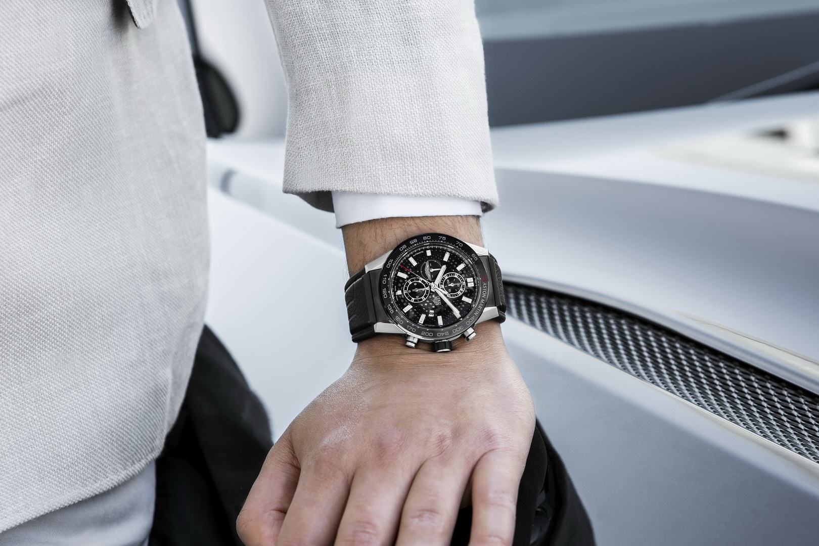 tag heuer carrera calibre heuer 01 aston martin special edition 6 Match Your Aston Martin With Tag Heuer’s New Chronograph
