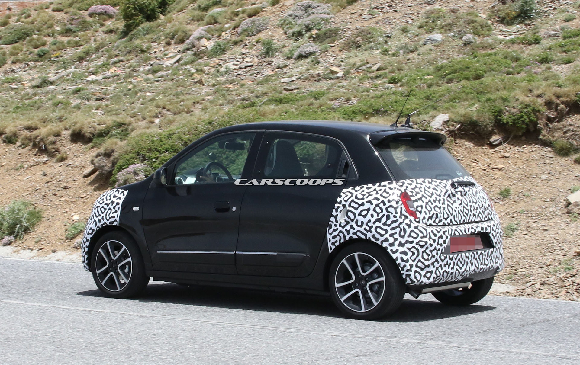 Renault Twingo facelift 5 copy Renault’s Updated Twingo Got Lost En Route To Paris, But We Found It