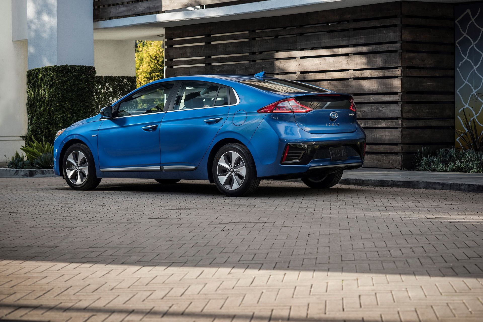 Hyundai-Ioniq-Electric-2 Hyundai To Boost Ioniq Electric Range For 2020 With Larger Battery