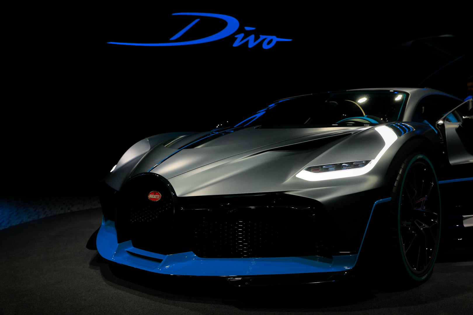 Bugatti Divo Bugatti Divo Looks Spectacular Under Any Light, Check It Out In 92 Images From Paris