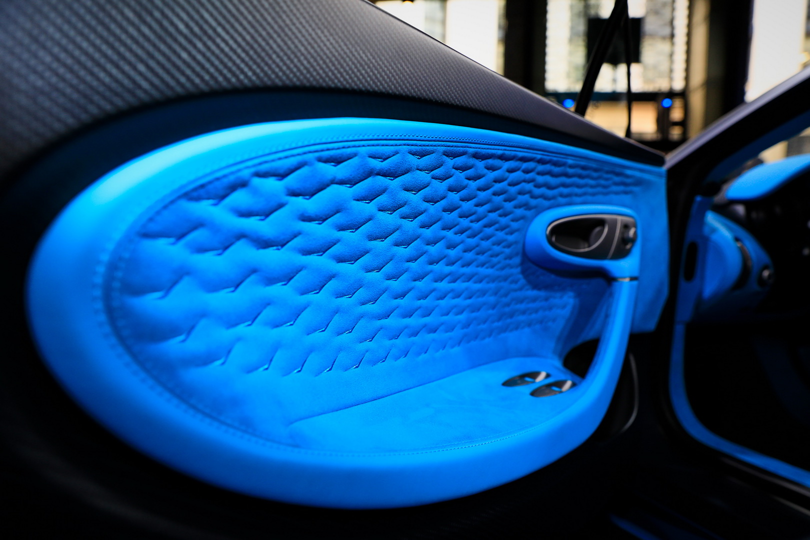 Bugatti Divo Bugatti Divo Looks Spectacular Under Any Light, Check It Out In 92 Images From Paris