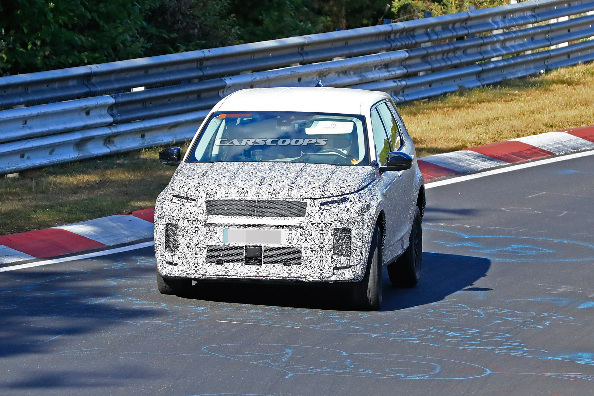 2020 land rover discovery sport facelift spy 1 Land Rover Out Honing Facelifted Discovery Sport On The Track