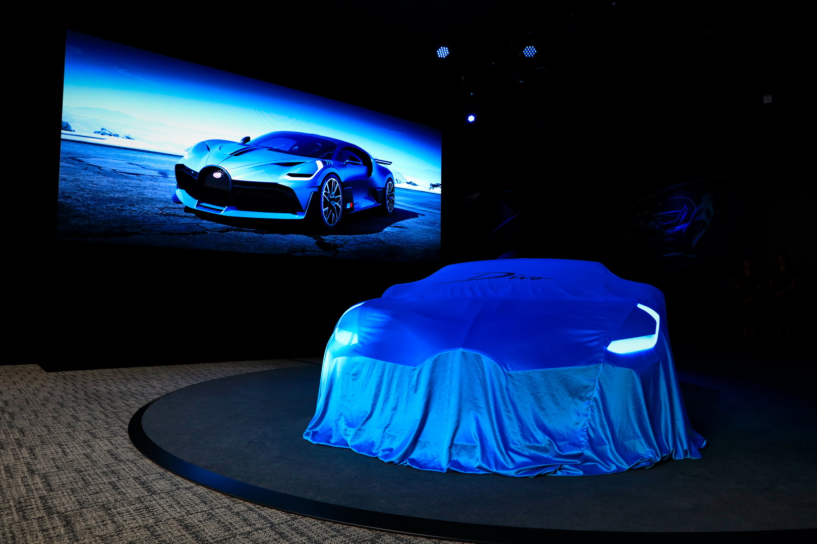 Bugatti Divo Bugatti Divo Looks Spectacular Under Any Light, Check It Out In 92 Images From Paris