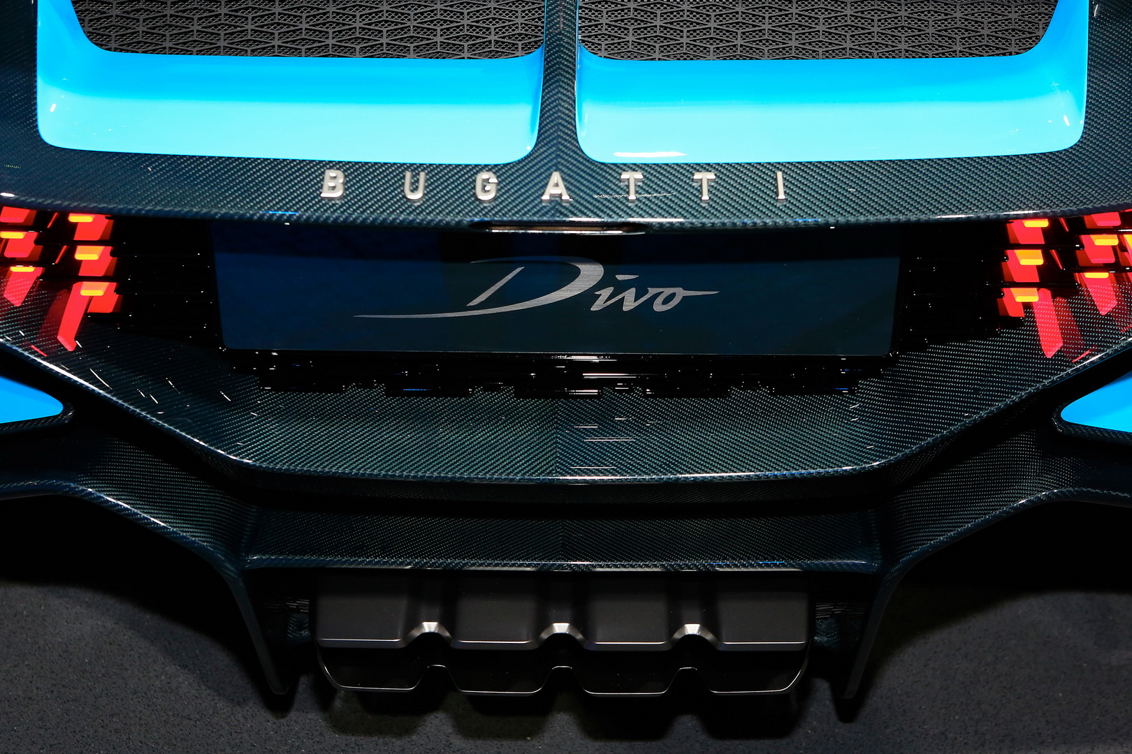 Bugatti Divo Bugatti Divo Looks Spectacular Under Any Light, Check It Out In 92 Images From Paris
