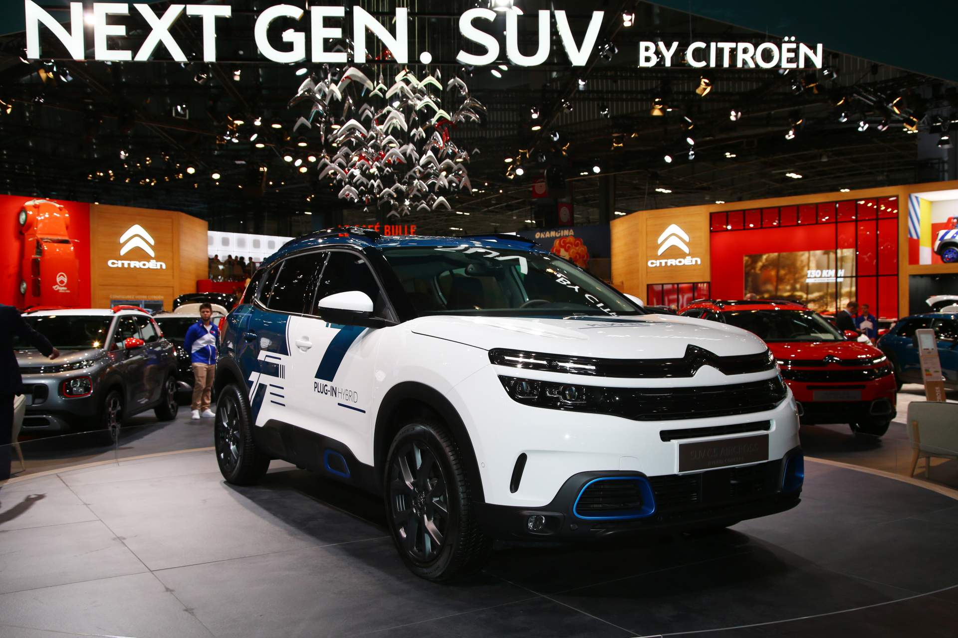 Citroen C5 Aircross SUV Hybrid Concept at Paris Auto Show 29 Peugeot-Citroen Is Open To New Partnerships After Return To Profits