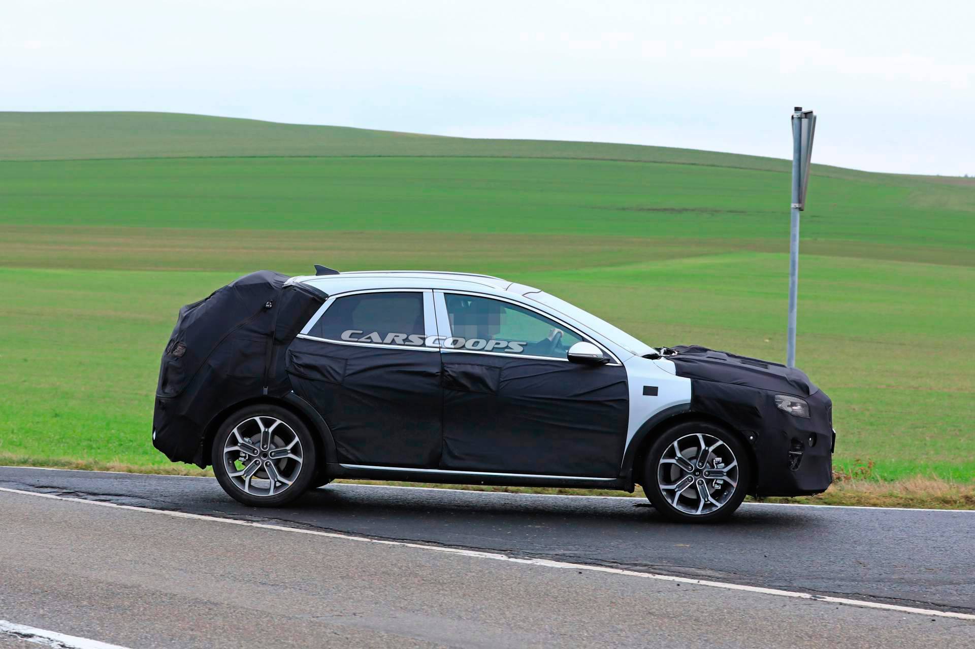 2020 Kia Ceed crossover spy shots 4 2020 Kia XCeed Crossover Spied Testing Against VW T-Roc