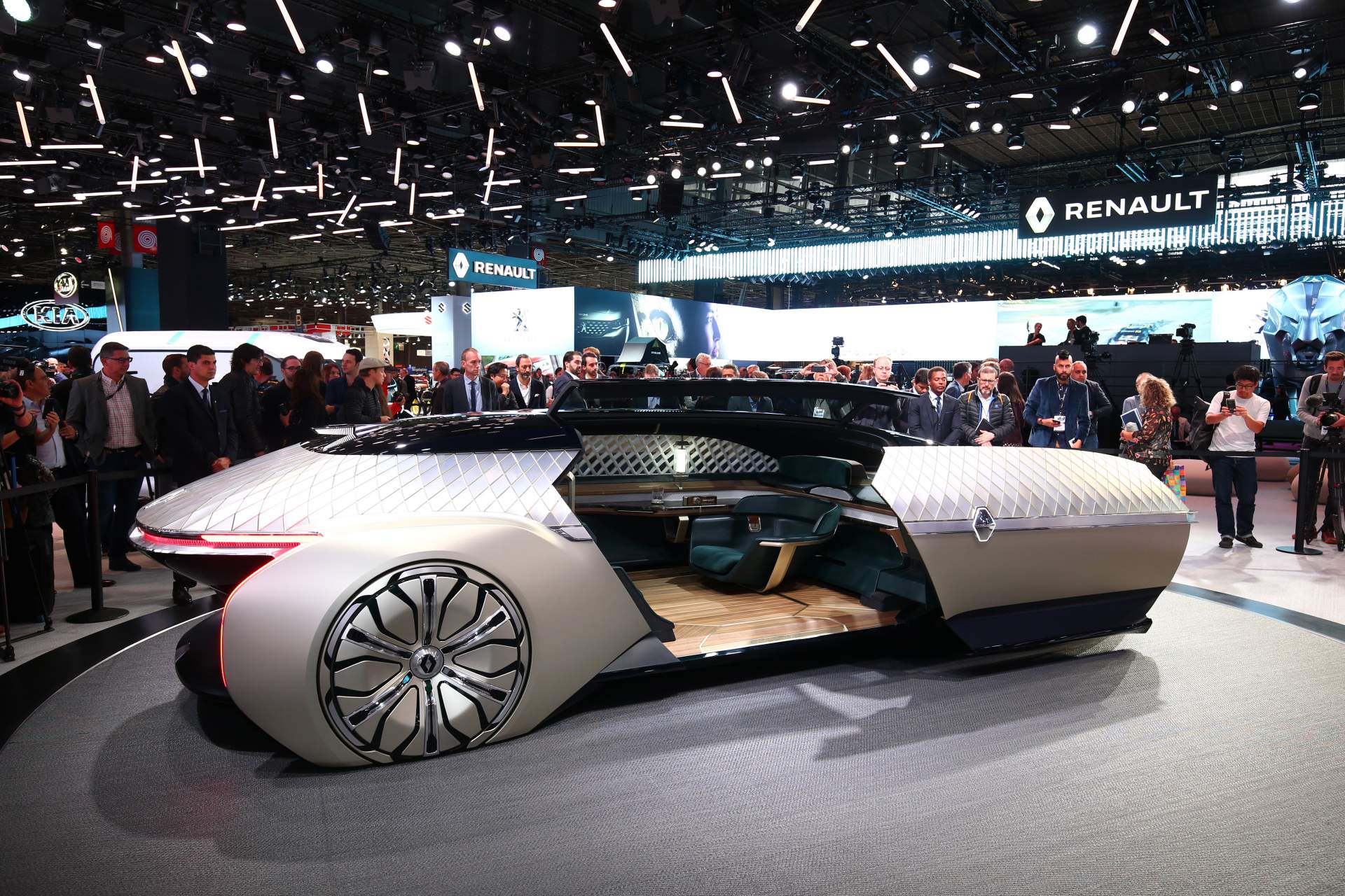 Renault EZ Ultimo Concept at Paris Auto Show 2 Renault EZ-Ultimo Concept Envisions Self-Driving Luxury Lounge