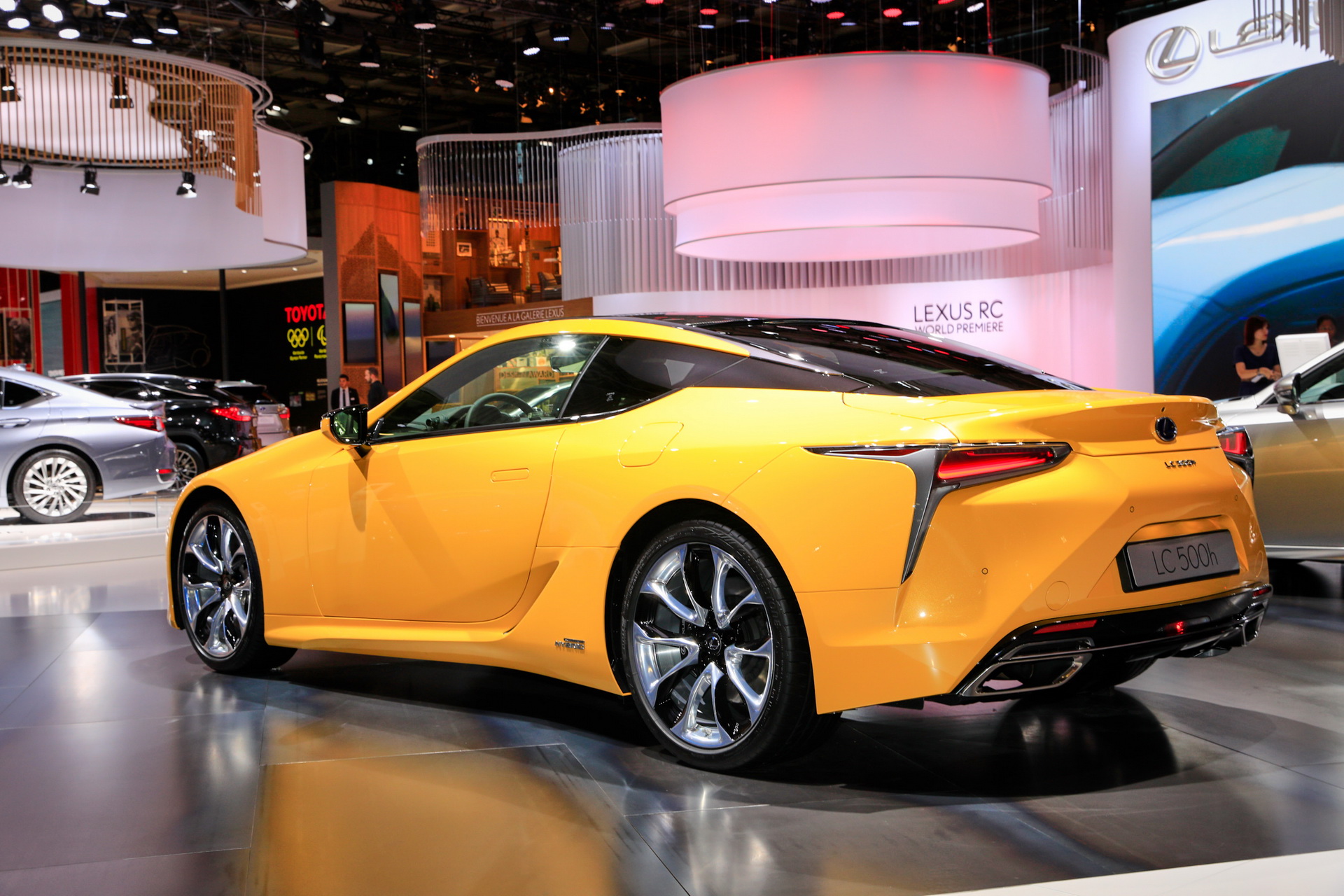 2019 lexus lc limited edition paris livepics 4 Lexus LC Limited Edition Adds A Splash Of Color To Luxury Coupe