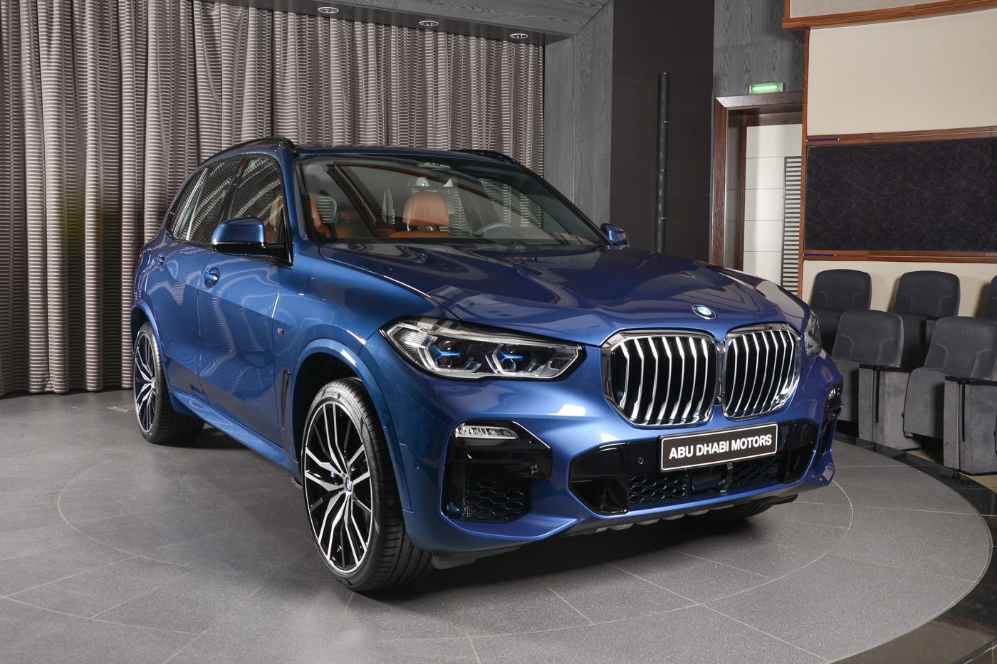 2019 bmw x5 on display abudhabi 6 New BMW X5 xDrive50i Looks Dashing In Phytonic Blue Metallic