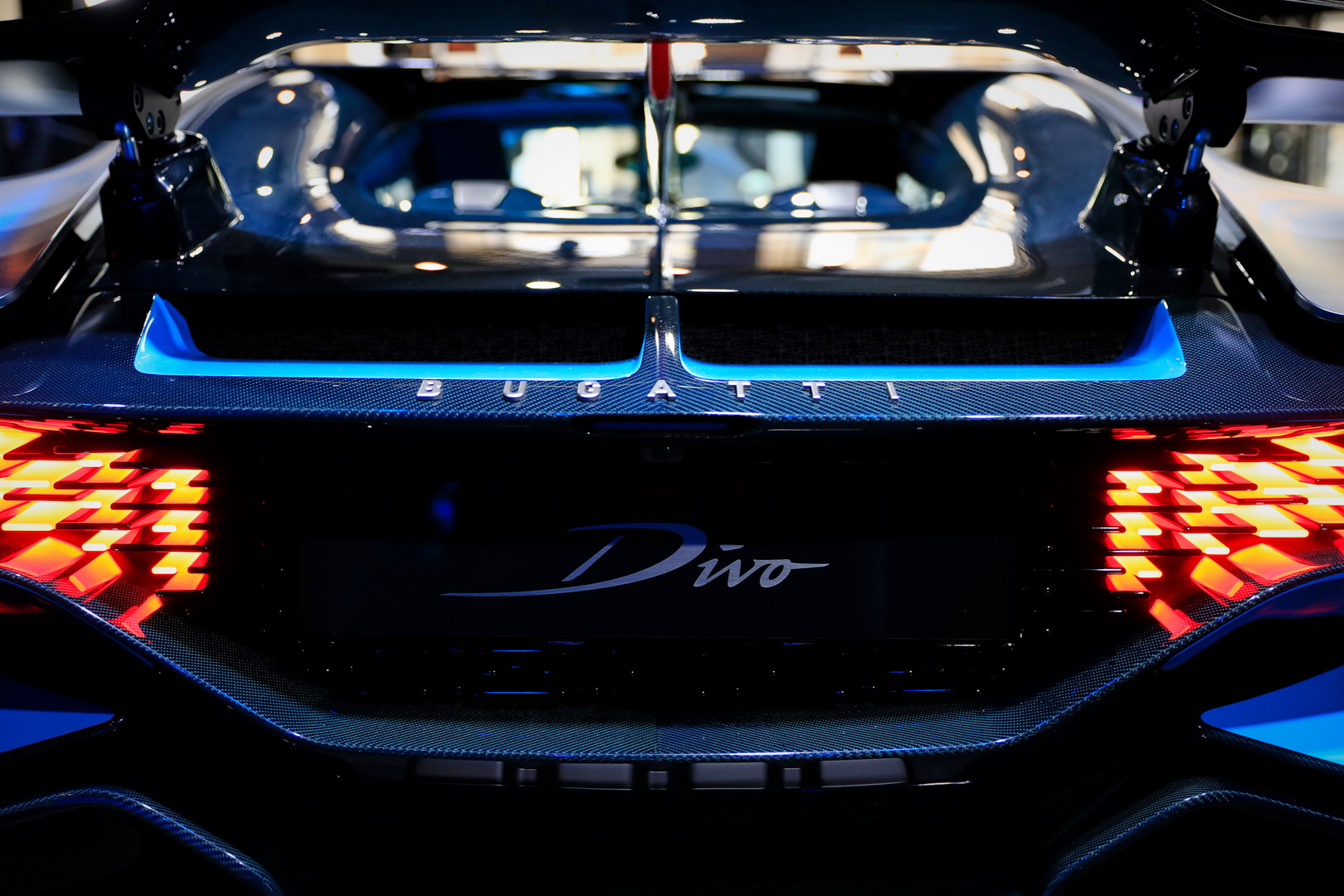 Bugatti Divo Bugatti Divo Looks Spectacular Under Any Light, Check It Out In 92 Images From Paris