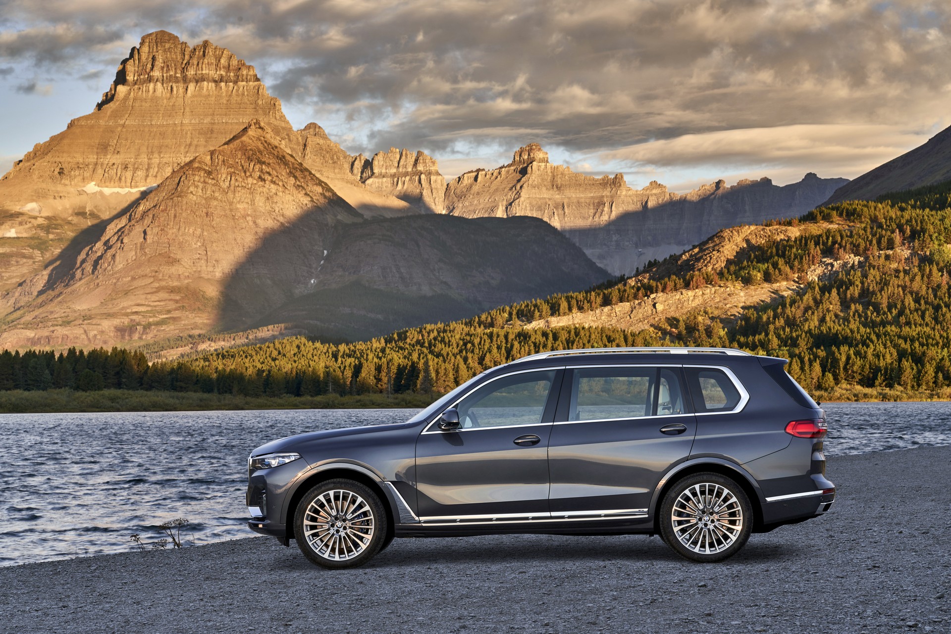 2019-BMW-X7-31 2019 BMW X7: As Big As A Cadillac Escalade, As Luxurious As A Rolls Royce