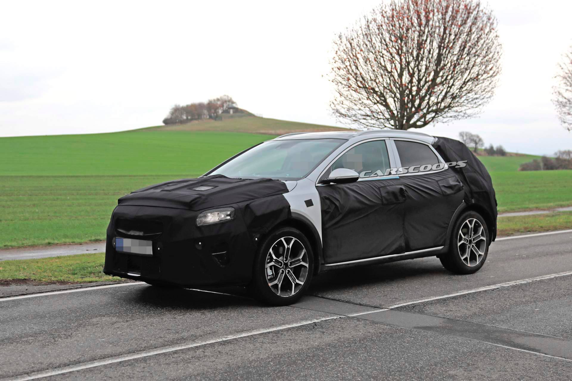 2020 Kia Ceed crossover spy shots 13 2020 Kia XCeed Crossover Spied Testing Against VW T-Roc