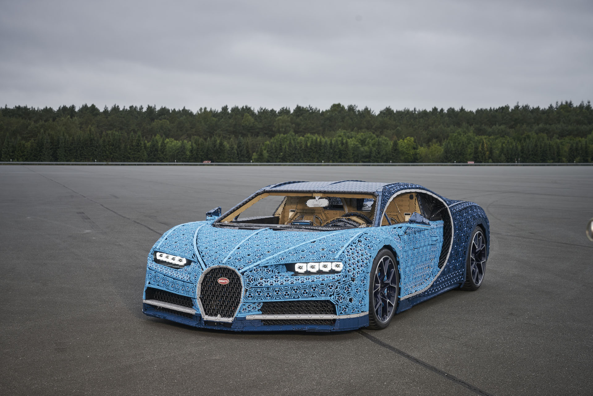 lego bugatti chiron paris livepics 15 Life-Size LEGO Bugatti Chiron Brings Wholesome 12 MPH Fun To Paris