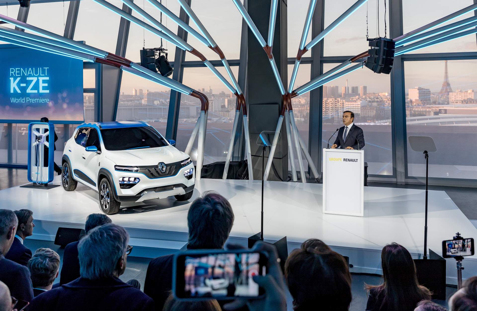 2018 - Showcar K-ZE et Carlos Ghosn Renault Wants To Bring EVs To The Masses With K-ZE Small Crossover