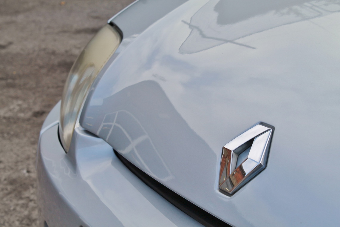 2002 renault clio v6 8 RWD Renault Clio V6 Is The Weirdest Hot Hatch You’ll Ever See