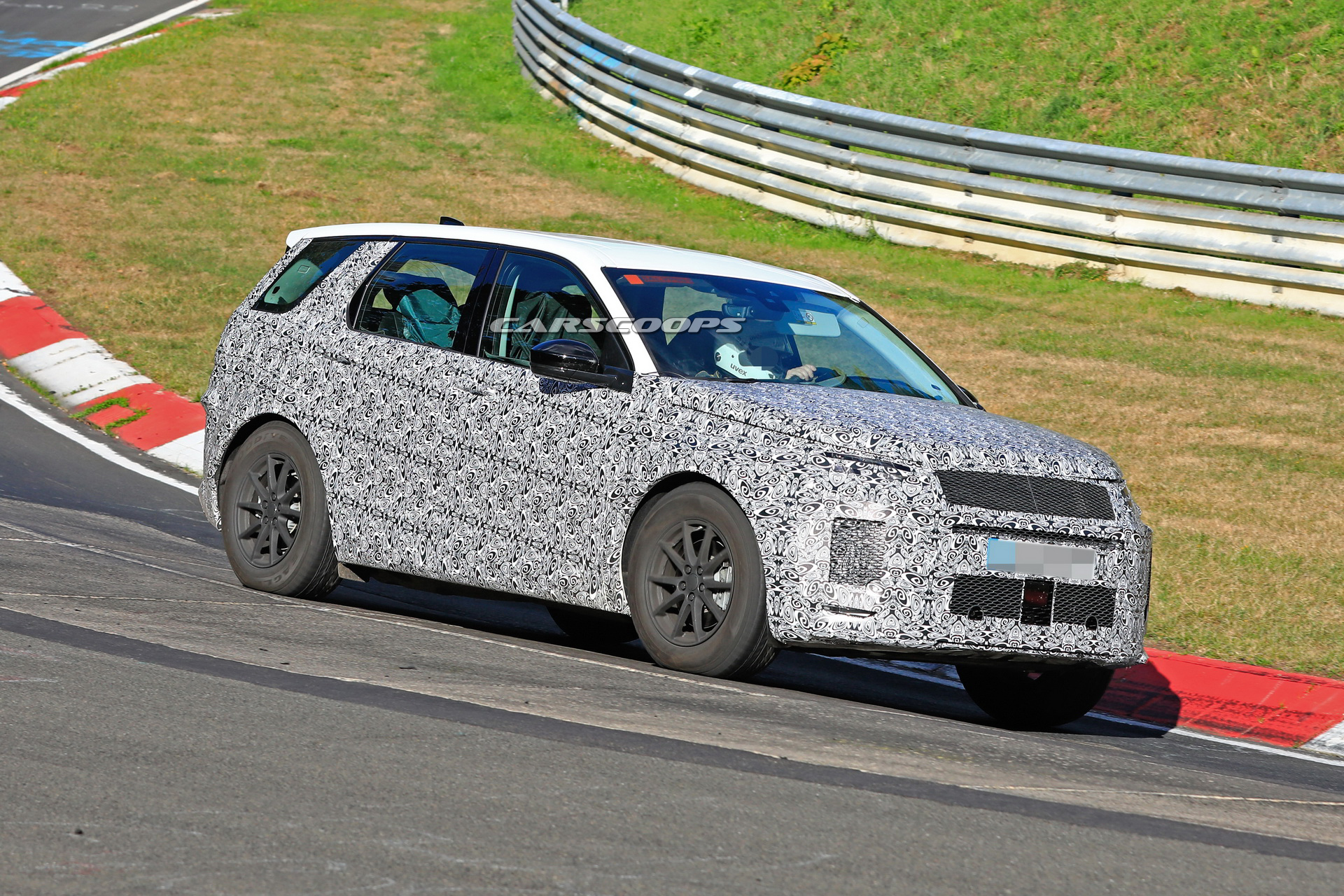 2020 land rover discovery sport facelift spy 4 Land Rover Out Honing Facelifted Discovery Sport On The Track