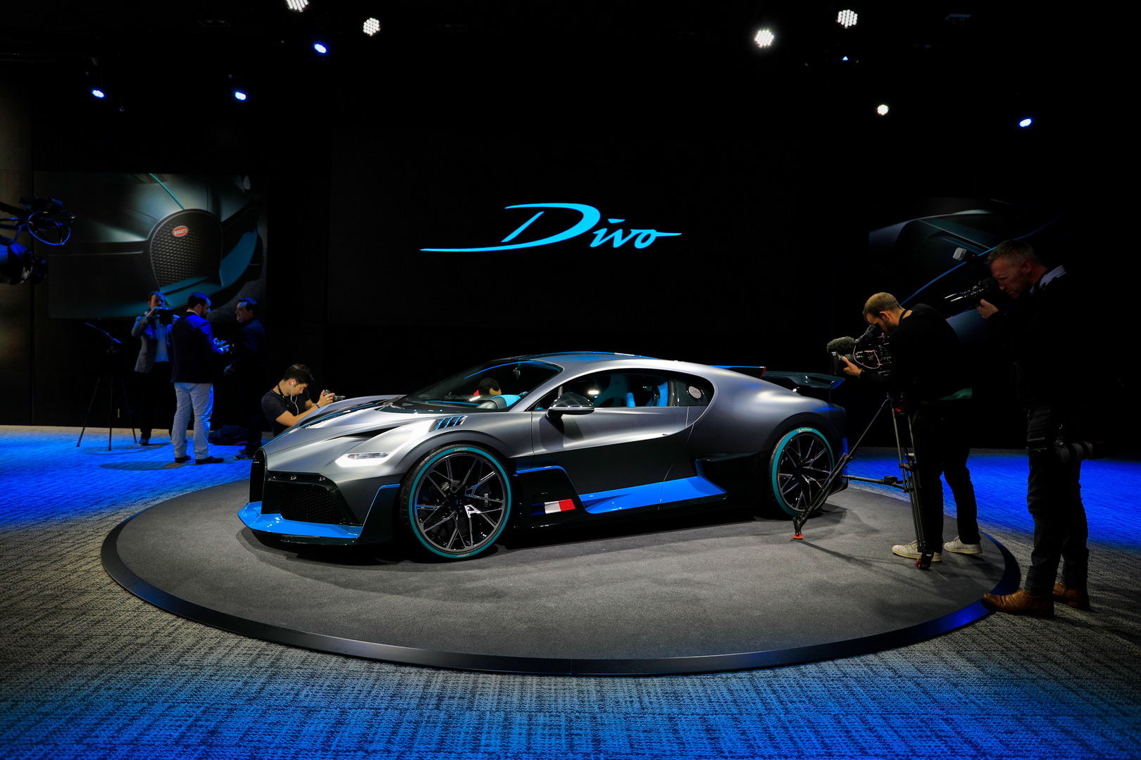 Bugatti Divo Bugatti Divo Looks Spectacular Under Any Light, Check It Out In 92 Images From Paris