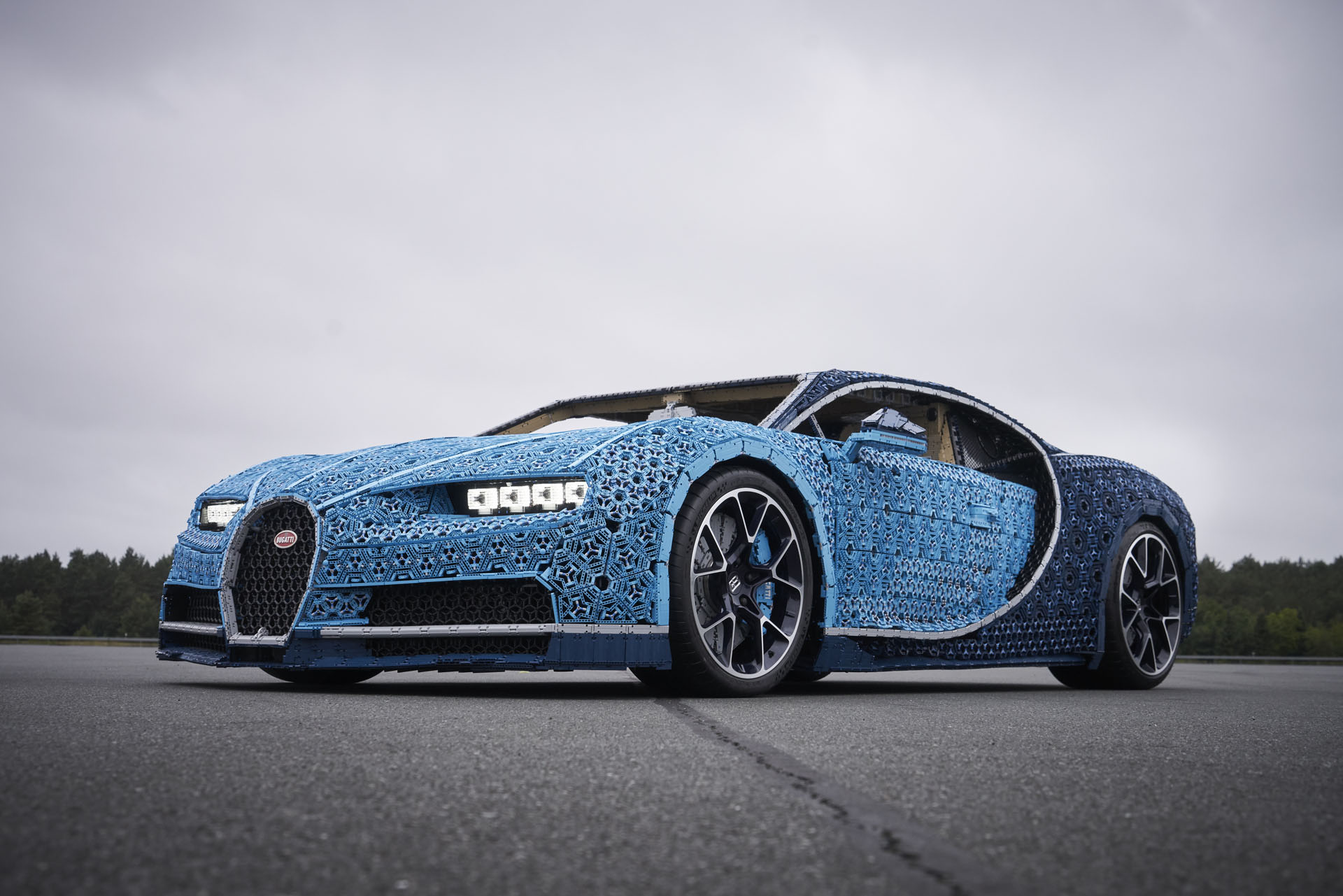 lego bugatti chiron paris livepics 11 Life-Size LEGO Bugatti Chiron Brings Wholesome 12 MPH Fun To Paris
