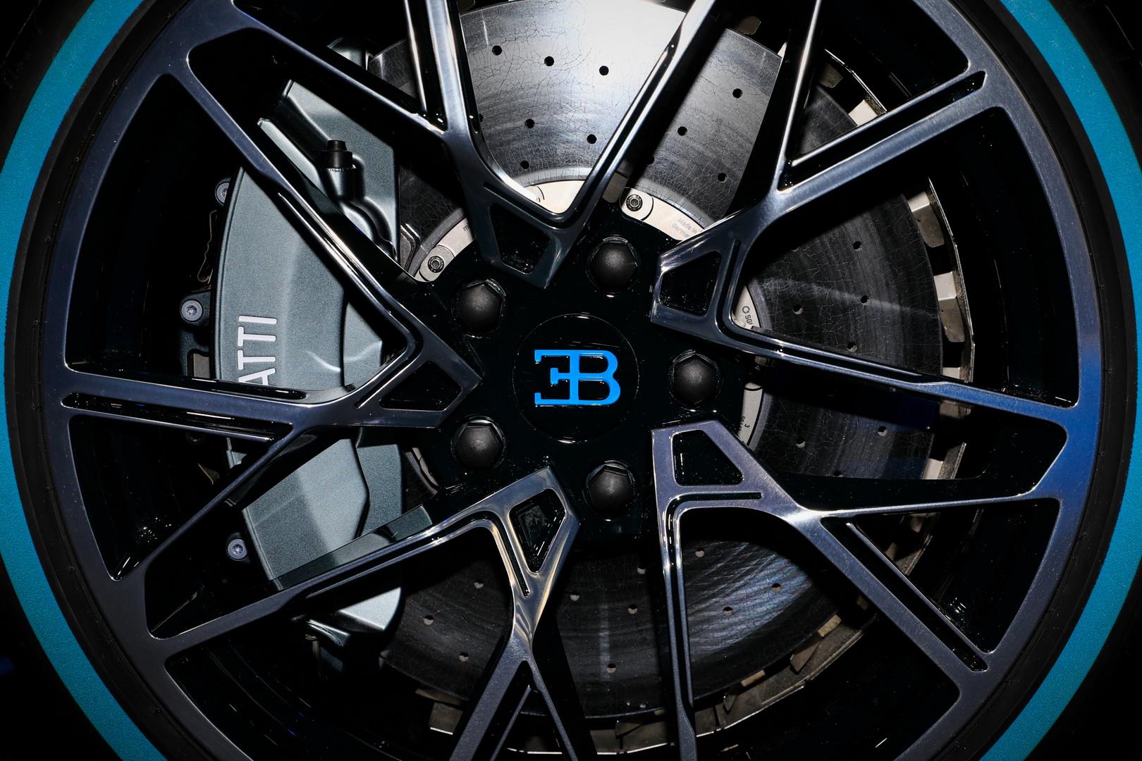 Bugatti Divo Bugatti Divo Looks Spectacular Under Any Light, Check It Out In 92 Images From Paris