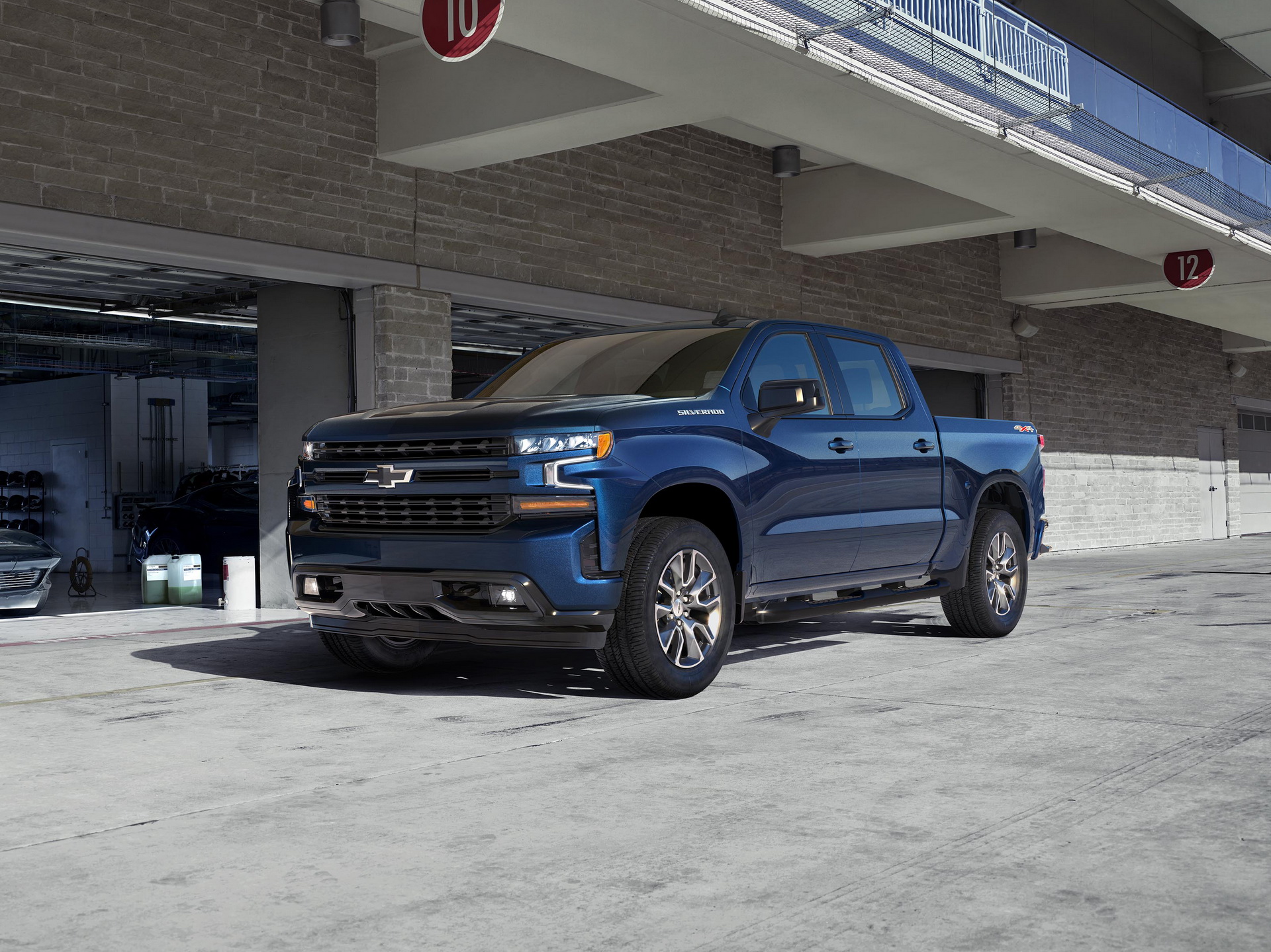 2019 chevy silverado new turbo engine 1 Luxury Car Owners Ditch Sedans For Expensive Full-Size Pickup Trucks