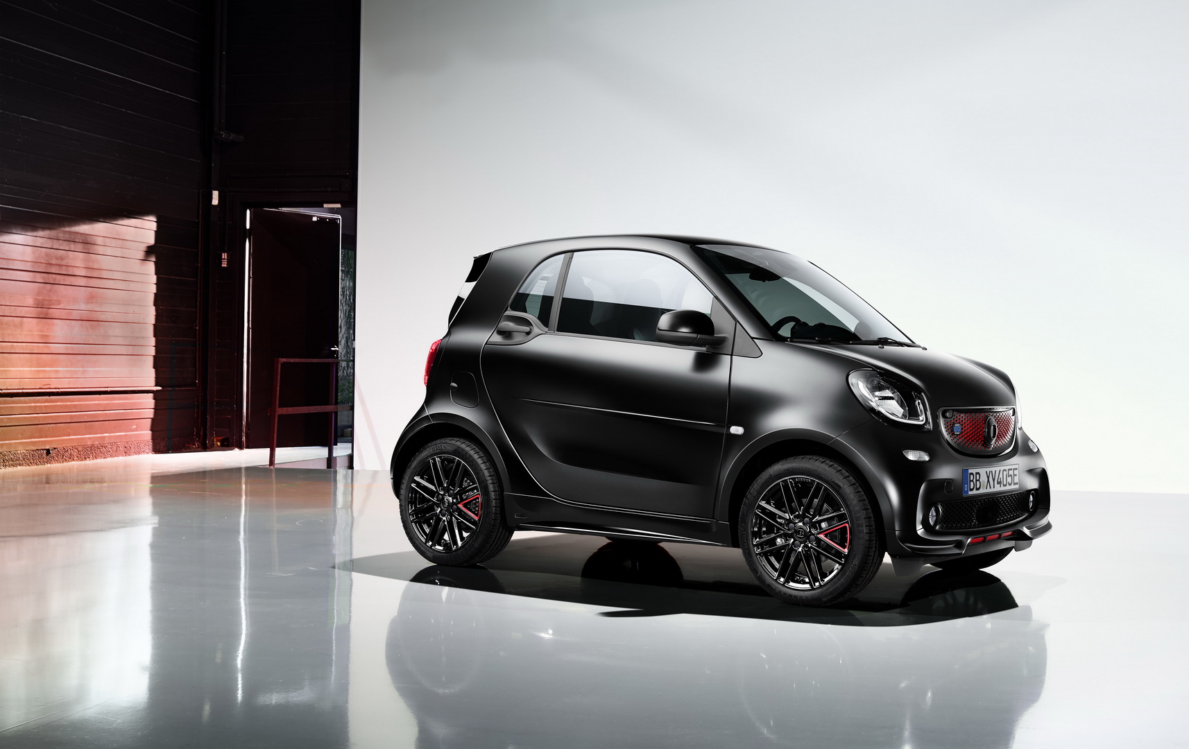 smart auf dem Pariser Autosalon 2018: Elektrisch, urban, unkonventionell
smart at the Paris Motor Show 2018: Electric, urban, unconventional Smart ForTwo Heads To The Dark Side With PureBlack Edition