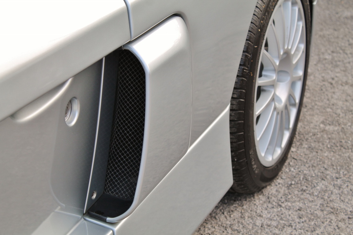 2002 renault clio v6 7 RWD Renault Clio V6 Is The Weirdest Hot Hatch You’ll Ever See