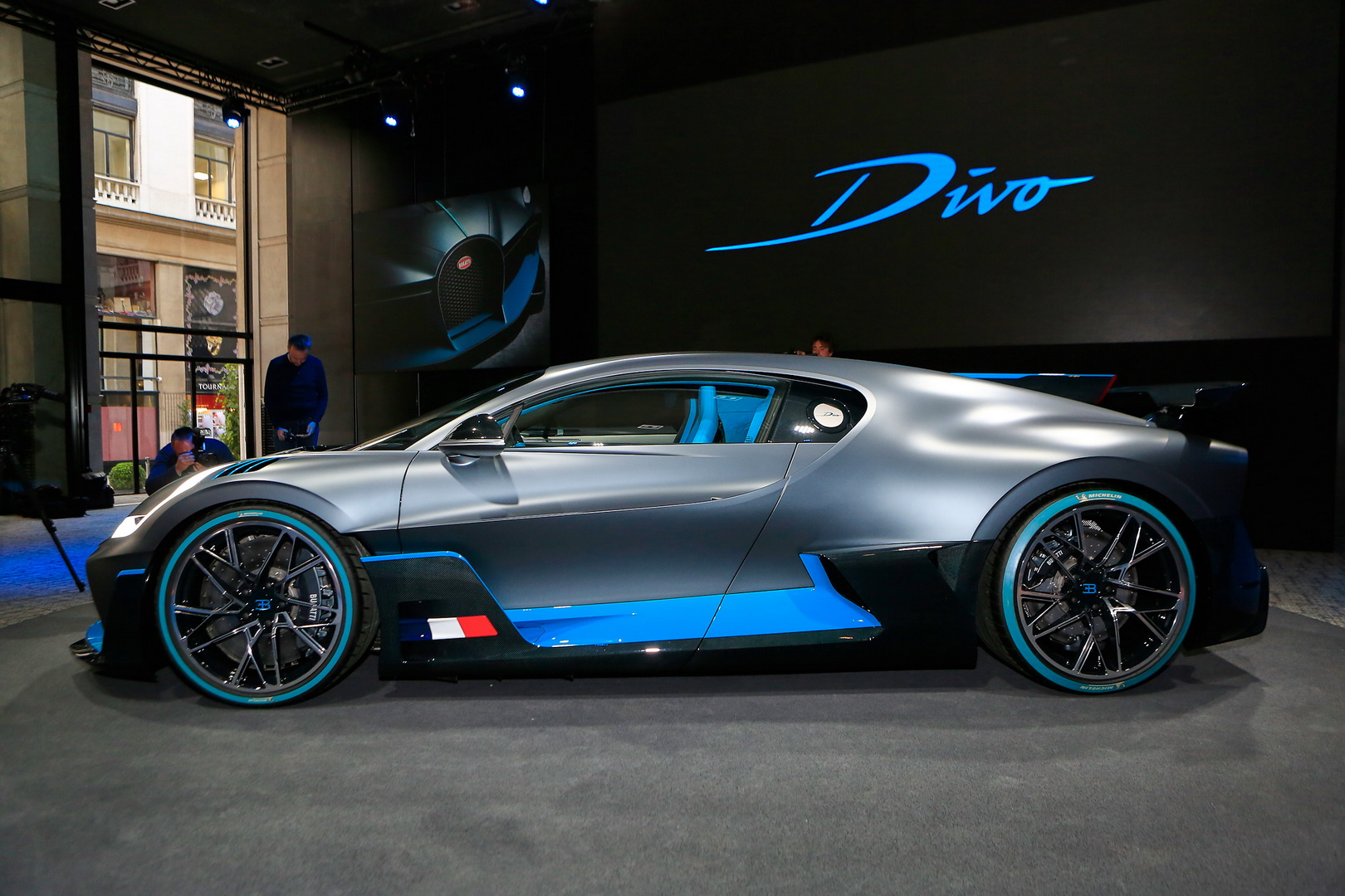 Bugatti Divo Bugatti Divo Looks Spectacular Under Any Light, Check It Out In 92 Images From Paris