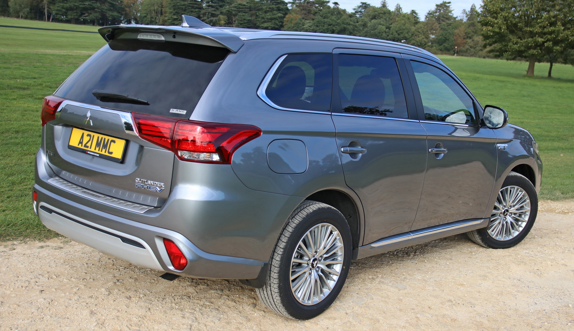 2019-mitsubishi-outlander-phev-2 2019 Mitsubishi Outlander PHEV Gains Two New Range-Topping Grades In Britain