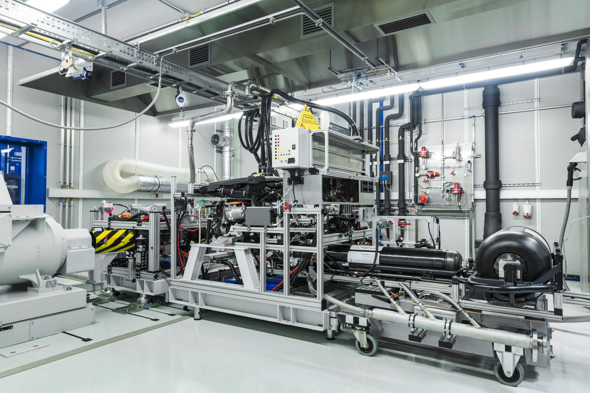 Exklusive Einblicke in die Entwicklung und Erprobung des GLC F-CELL: Die nächste Generation Brennstoffzellenfahrzeuge von Mercedes-Benz auf dem Weg zur Serienreife
Exclusive insights into the development and testing of the GLC F-CELL: The next generation Mercedes Drops Full Details On GLC F-Cell Before Deliveries Begin