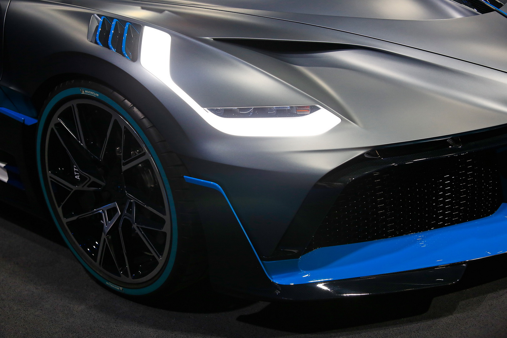 Bugatti Divo Bugatti Divo Looks Spectacular Under Any Light, Check It Out In 92 Images From Paris