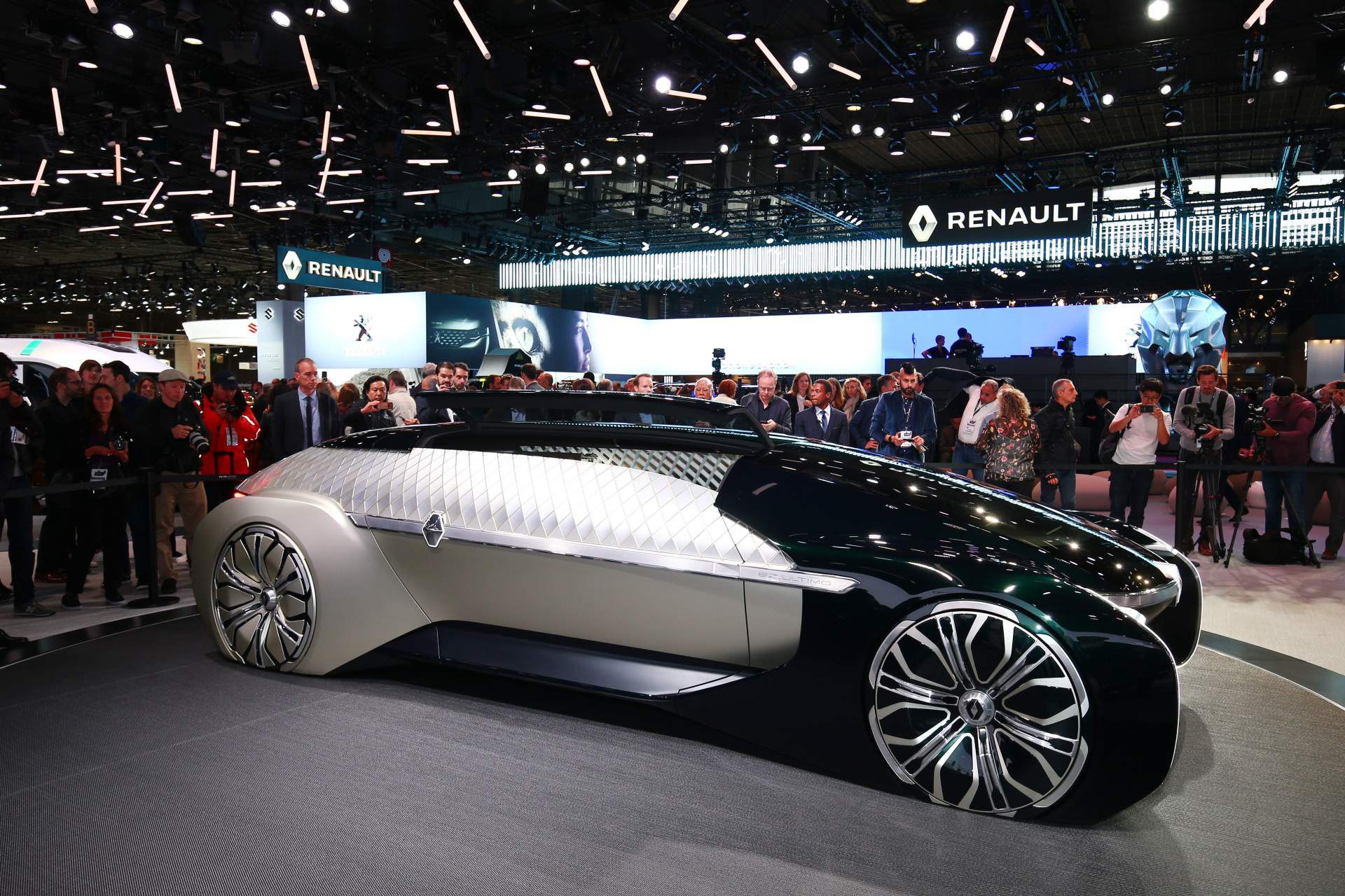 Renault EZ Ultimo Concept at Paris Auto Show 4 Renault EZ-Ultimo Concept Envisions Self-Driving Luxury Lounge