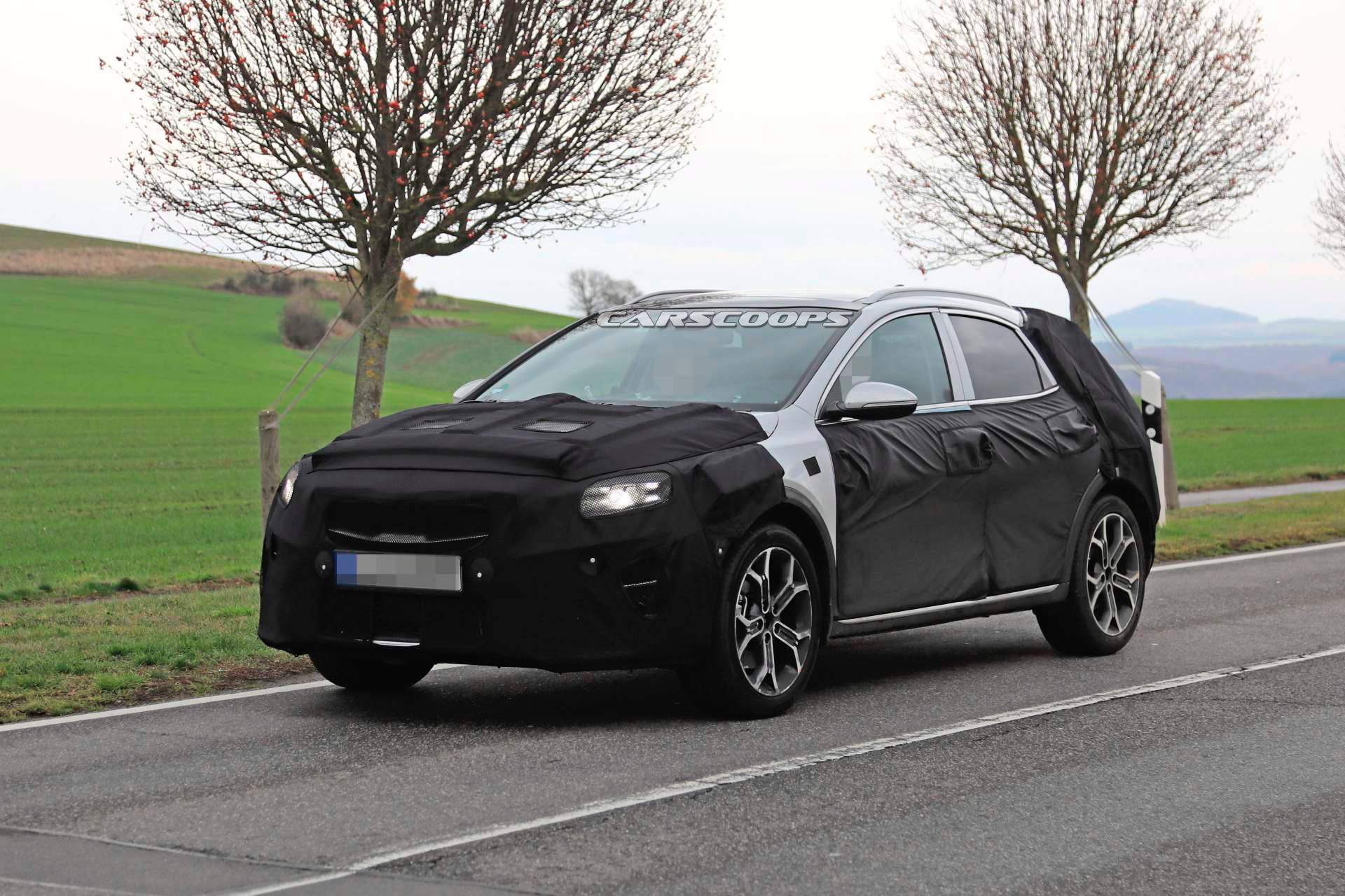 2020 Kia Ceed crossover spy shots 12 2020 Kia XCeed Crossover Spied Testing Against VW T-Roc