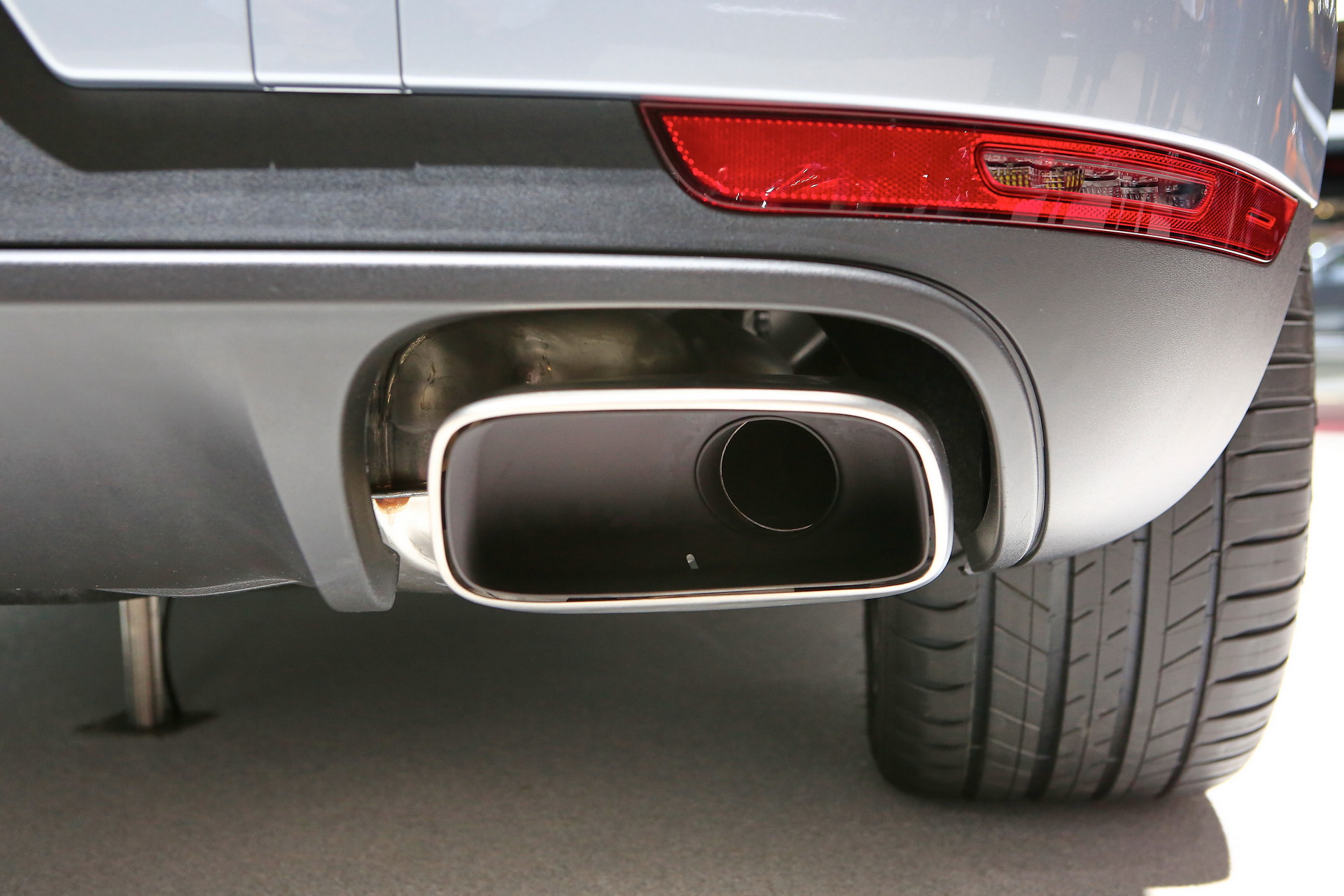 Fake-Exhausts-Porsche-Macan The Fake Exhaust Holes Of The Paris Auto Show Floor