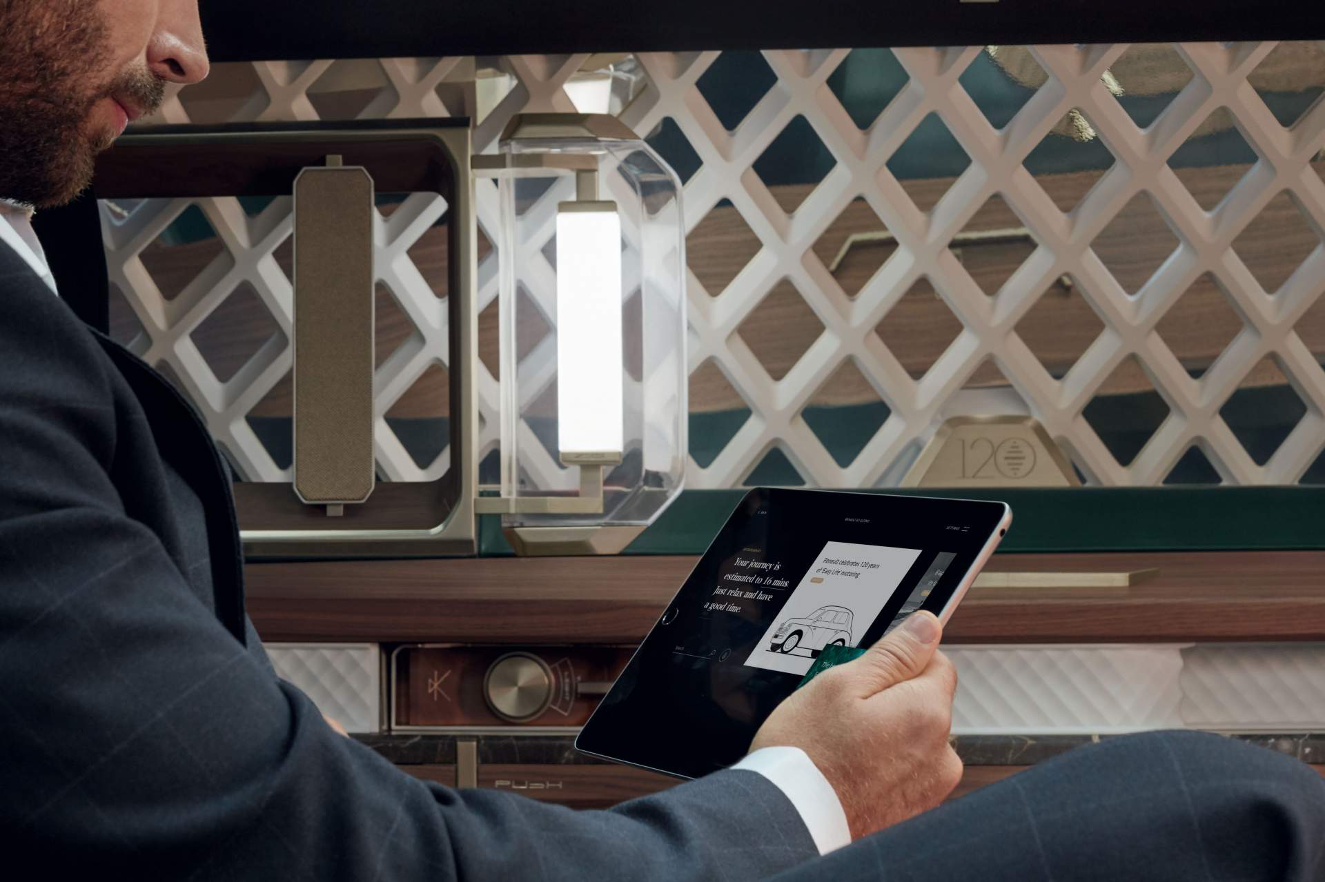 Renault EZ Ultimo Concept 3 Renault EZ-Ultimo Concept Envisions Self-Driving Luxury Lounge