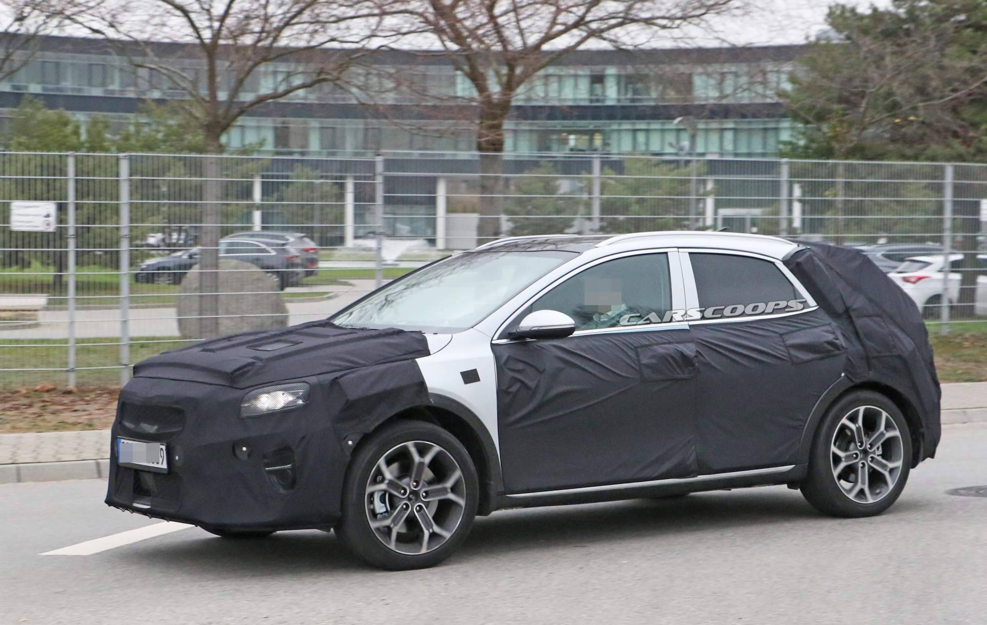 2020 Kia Ceed crossover spy shots 23 2020 Kia XCeed Crossover Spied Testing Against VW T-Roc