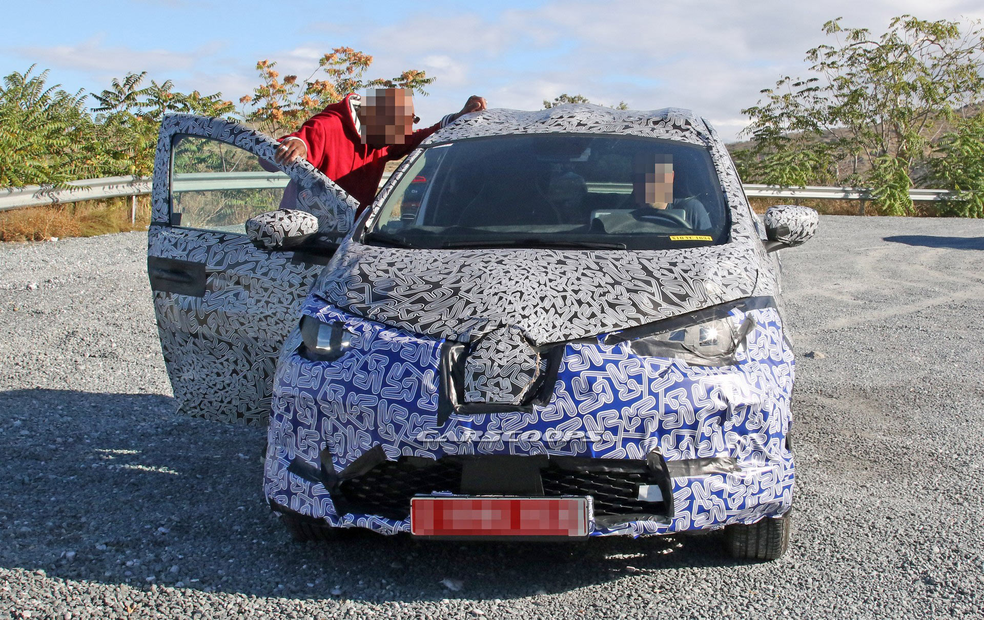 2020-Renault-Zoe-Spy-13 2020 Renault Zoe Spied With An Evolutionary Design