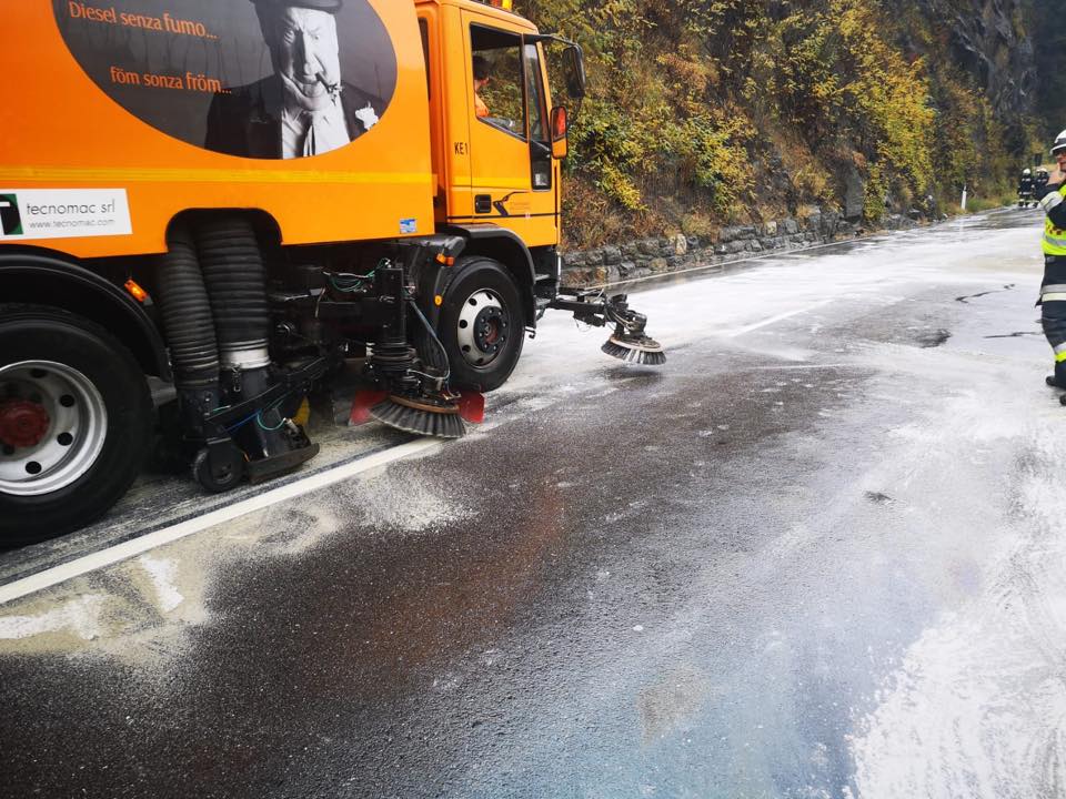 audi r8 massive crash 2 Audi R8 Torn In Half After Colliding With VW Van