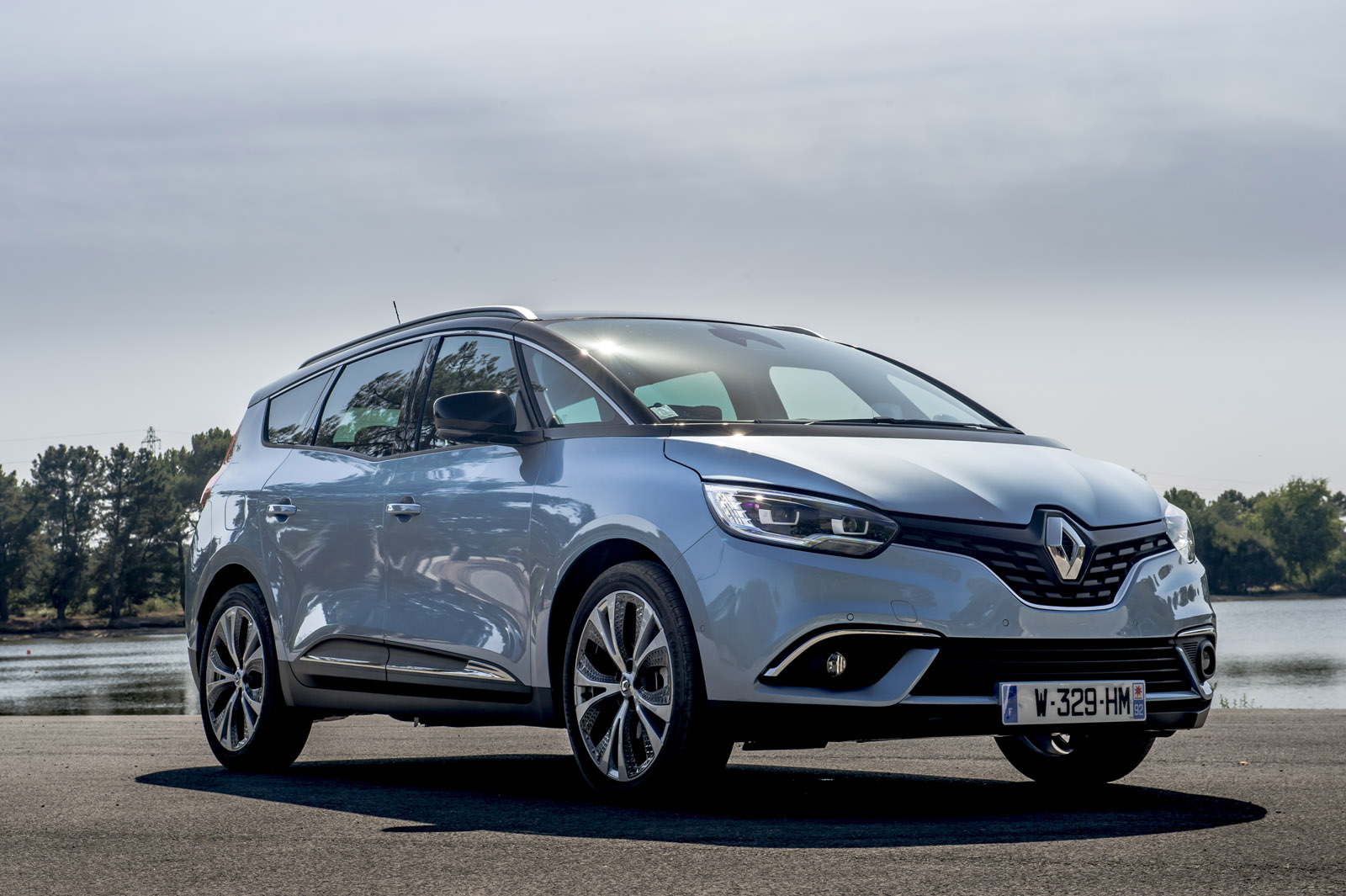 Renault-Scenic-Grand-Scenic-5 Renault Still Pondering Whether It Should Replace The Scenic