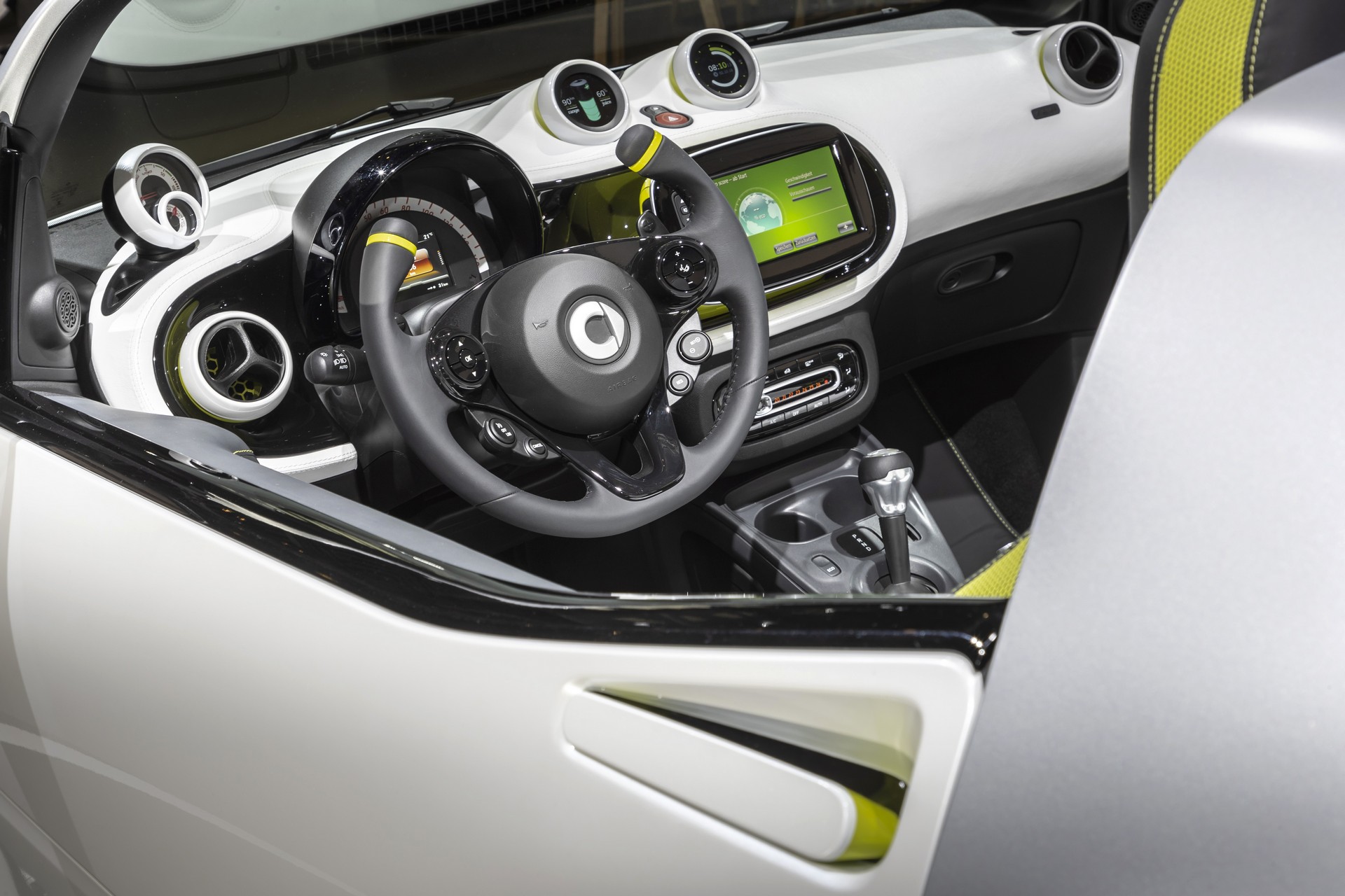 Smart-FourEase-7 Mercedes A35, GLE, EQC And Smart Forease Concept Debut In Paris