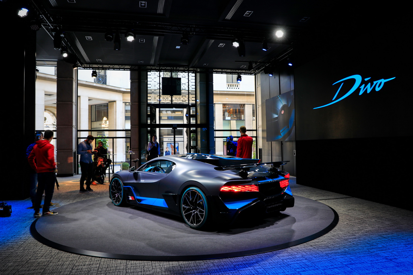 Bugatti Divo Bugatti Divo Looks Spectacular Under Any Light, Check It Out In 92 Images From Paris