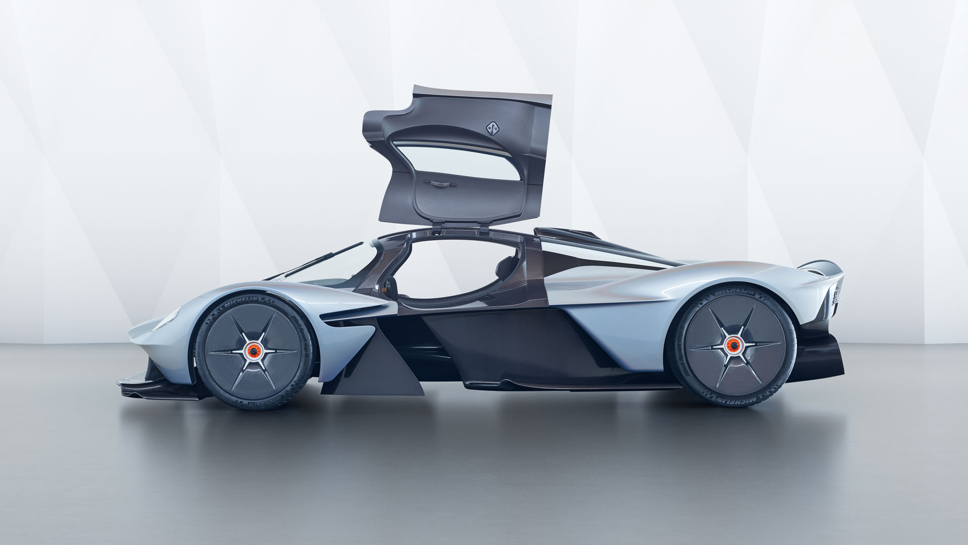 aston-martin-valkyrie-18 Aston Martin Gets Outside Help For The Valkyrie’s Composite Parts