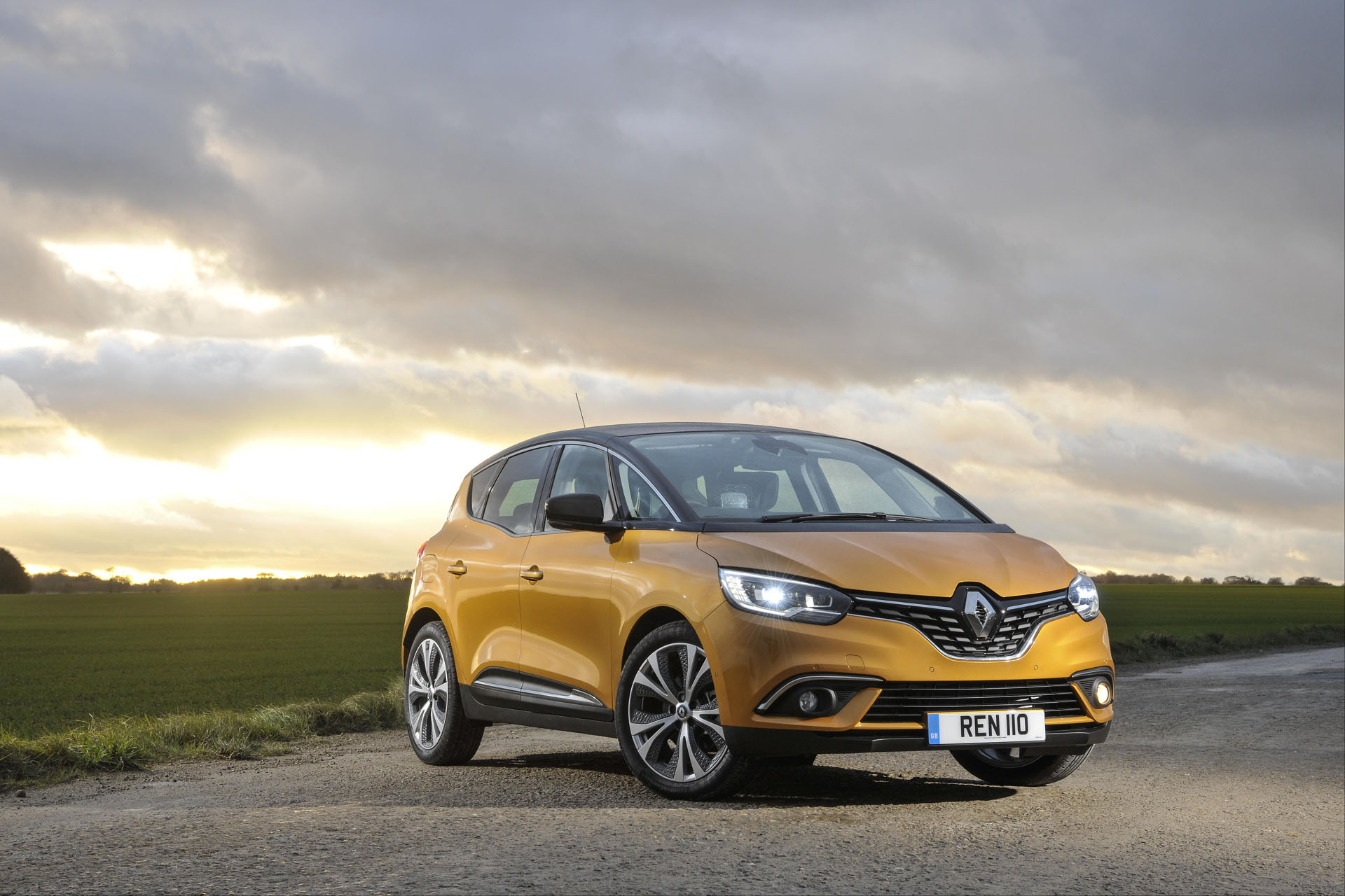 Renault_Scenic_EasyLife_a copy Renault Wants To Make Your Life Easier By Simplifying Its Trim Range