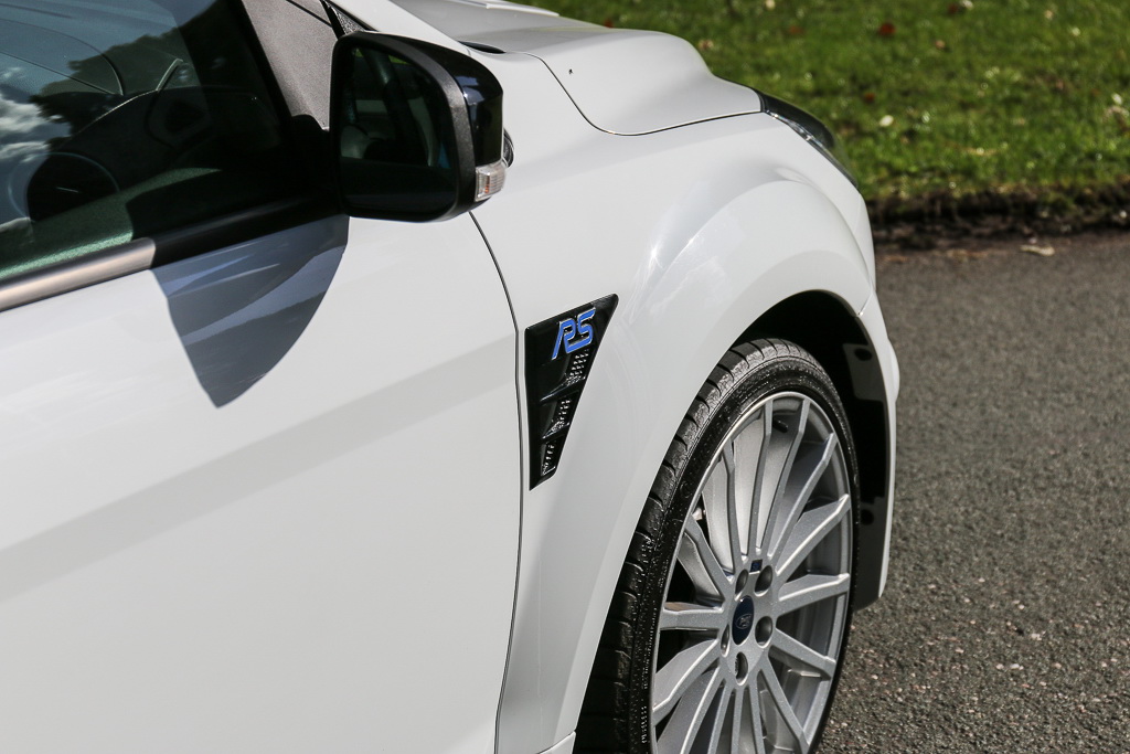 2009 ford focus rs mk2 20 Interested In A White Ford Focus RS Mk2 With Under 10k Miles?