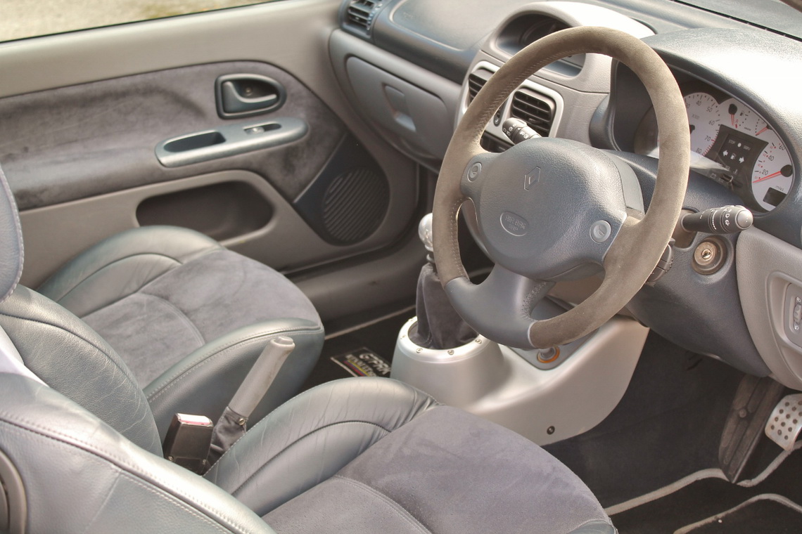 2002 renault clio v6 11 RWD Renault Clio V6 Is The Weirdest Hot Hatch You’ll Ever See