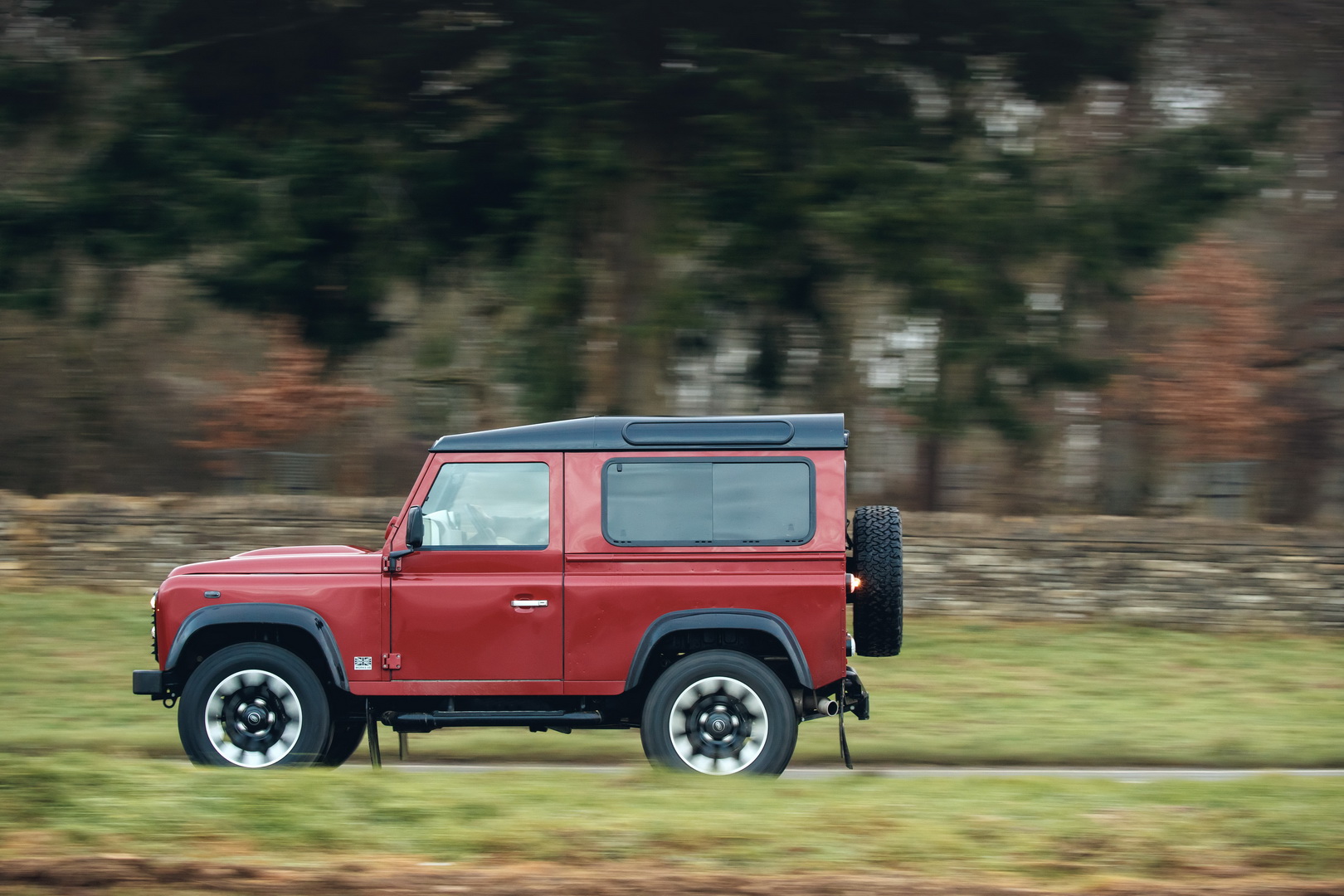land rover defender 3 Ford Could Help Chemicals Company Build Land Rover Defender Rival