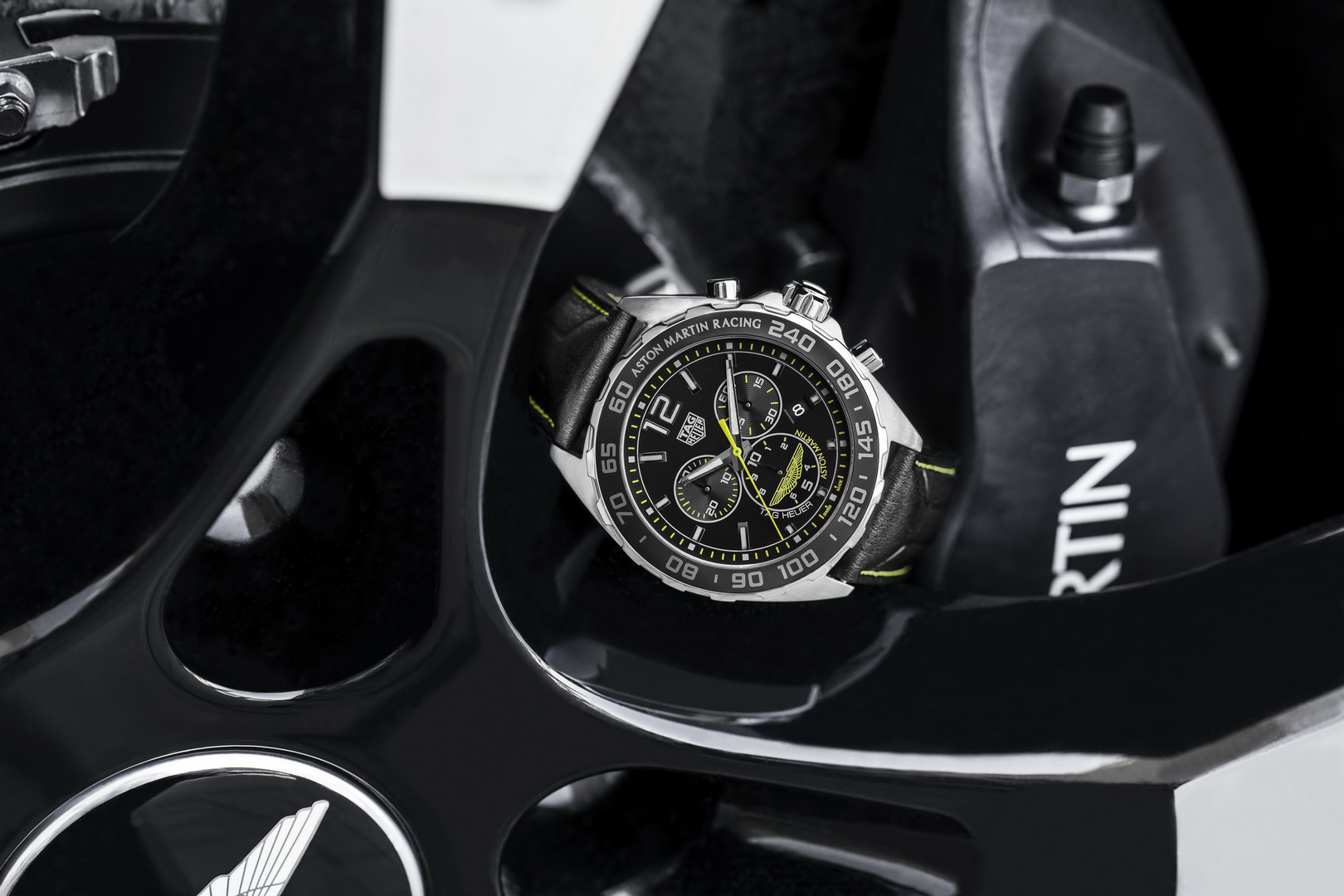 tag heuer carrera calibre heuer 01 aston martin special edition 9 Match Your Aston Martin With Tag Heuer’s New Chronograph