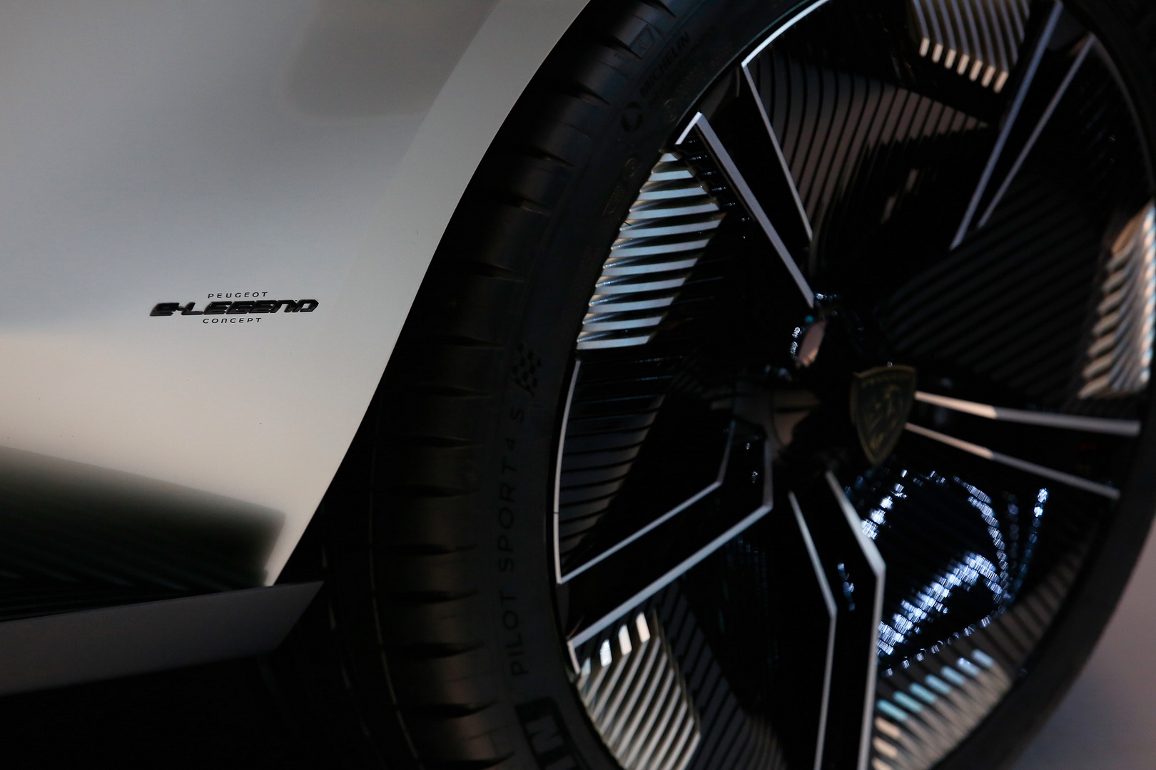 Auto Salon Paris / Mondial Paris Motor Show 2018, France, Paris, 02 Peugeot e-Legend Concept Takes A Swing At “Unboring The Future”