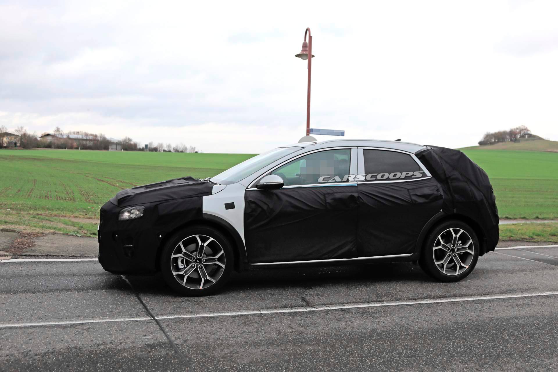 2020 Kia Ceed crossover spy shots 14 2020 Kia XCeed Crossover Spied Testing Against VW T-Roc