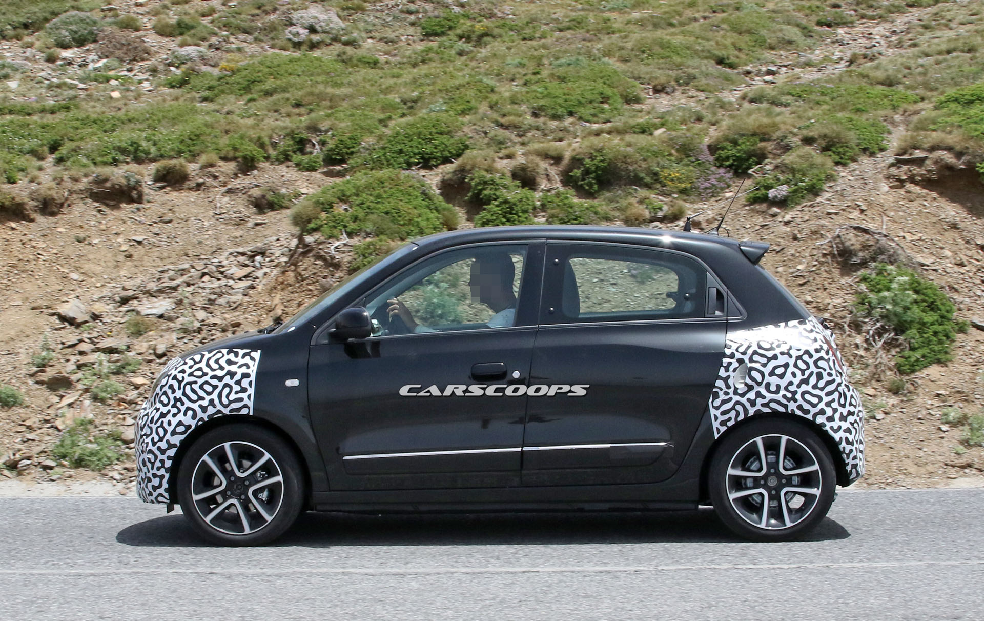 Renault Twingo facelift 4 copy Renault’s Updated Twingo Got Lost En Route To Paris, But We Found It