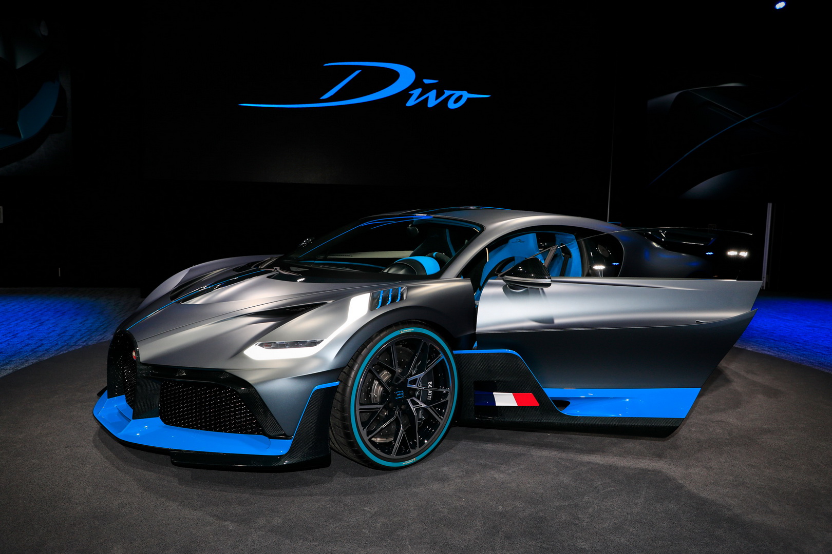 Bugatti Divo Bugatti Divo Looks Spectacular Under Any Light, Check It Out In 92 Images From Paris